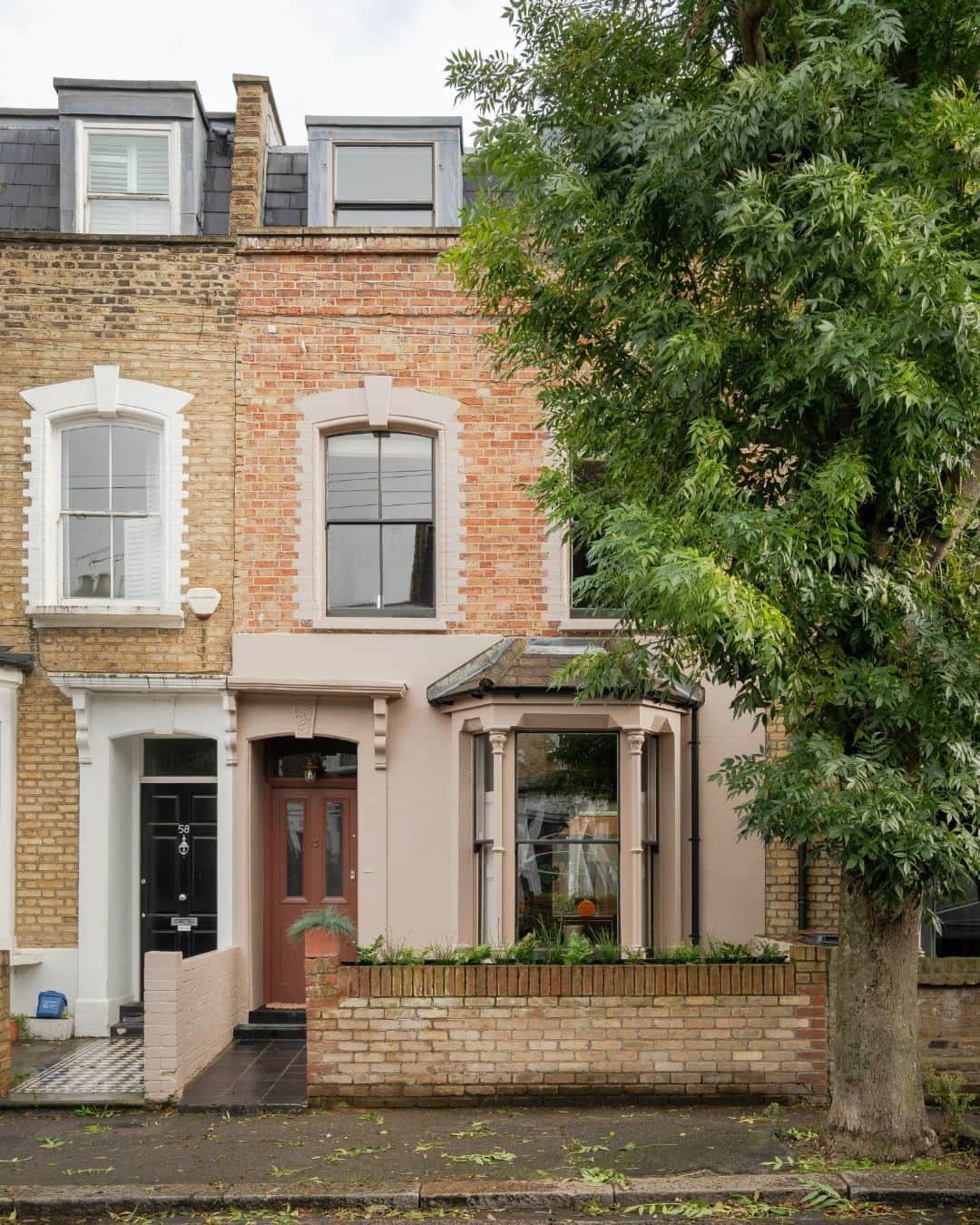 The Modern Houseさんのインスタグラム写真 - (The Modern HouseInstagram)「#forsale Contemporary Features: a strikingly renovated Victorian house in Stoke Newington, north London.  Follow the link in bio for the sales listing.  Winston Road, London N16」11月19日 17時00分 - themodernhouse