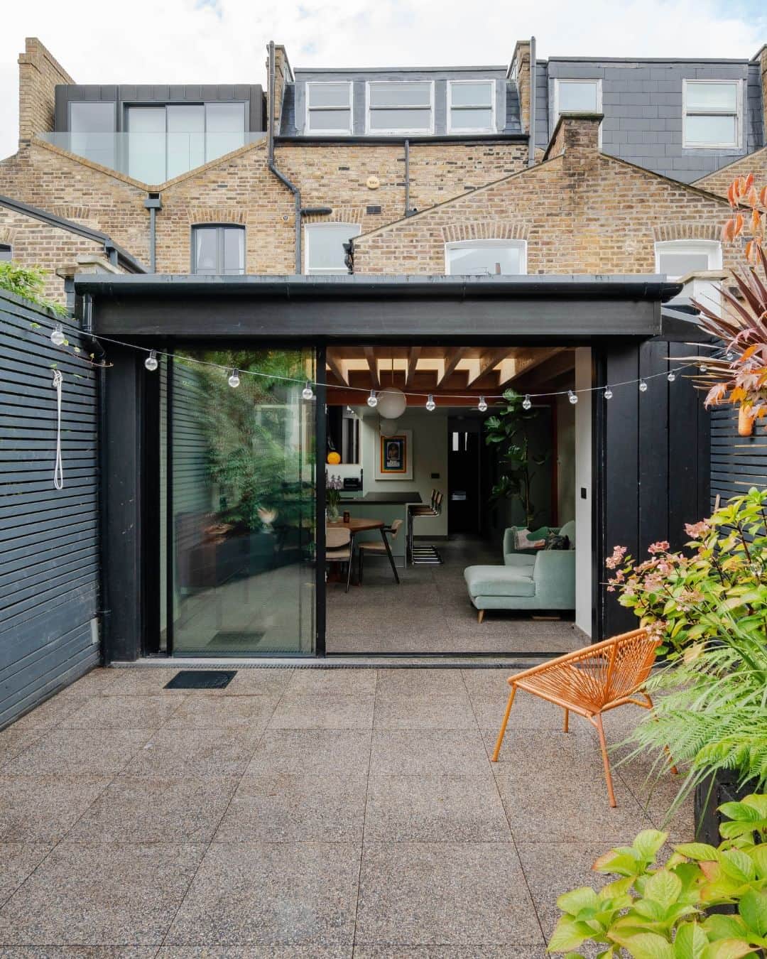 The Modern Houseさんのインスタグラム写真 - (The Modern HouseInstagram)「#forsale Contemporary Features: a strikingly renovated Victorian house in Stoke Newington, north London.  Follow the link in bio for the sales listing.  Winston Road, London N16」11月19日 17時00分 - themodernhouse