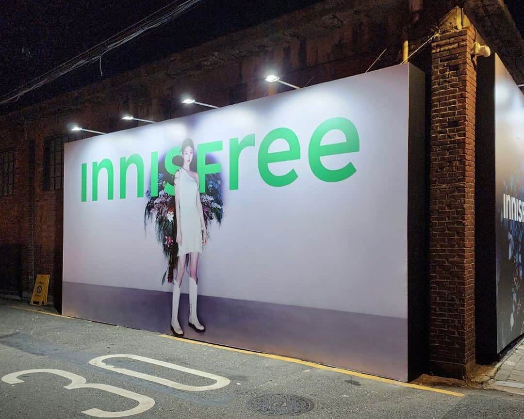 innisfree official (이니스프리) のインスタグラム：「#EVENT 𝗧𝗛𝗘 𝗙𝗟𝗢𝗥𝗔 𝗢𝗙 𝗧𝗛𝗘 𝗡𝗘𝗪 𝗜𝗦𝗟𝗘   이니스프리 장원영 광고 인증샷 찍고 디아일 성수에서 아메리카노 𝗚𝗘𝗧 하자☕️  11월 20일(월)부터 11월 26일(일)까지- 단 일.주.일.만 진행하는 깜짝 이벤트!  성수 대림창고 앞 장원영X콜라겐크림 광고 인증샷을 SNS에 업로드 후 디아일 성수를 방문해 보여주시면 아메리카노 한잔을 무료로 드립니다!   ✔ 광고 위치 : 서울시 성동구 성수이로 78 대림창고 앞   ✔ 디아일 성수 : 서울 성동구 성수이로7가길 11  ✔참여 방법 : 필수 해시태그와 함께 장원영 광고 인증샷을 인스타 피드, 스토리, 트위터 중 하나에 업로드 후 디아일 성수 방문해서 게시물을 보여주면 끝! (~11월 26일까지)   ✔️1인 1계정으로 1회 참여 가능!  ✔필수 해시태그 : #이니스프리 #콜라겐크림 @innisfreeofficial  Take a proof photo of Wonyoung Jang’s advertisement photo And 𝗚𝗘𝗧 an Americano from The Isle, Seongsu ☕️  From Monday, November 20 to Sunday, November 26 - A surprise event that last ONLY ONE WEEK!  Upload a proof shot of the advertisement in front of Daelim Warehouse in Seongsu to your SNS and show it when you visit The Isle Seongsu, and you will receive a free cup of Americano!  ✔ Advertisement Location: In front of Daelim Warehouse, 78 Seongsui-ro, Seongdong-gu, Seoul  ✔ The Isle Seongsu: 11 Seongsui-ro 7ga-gil, Seongdong-gu, Seoul  ✔How to Participate: Upload a proof shot of Wonyoung Jang's advertisement along with the required hashtags to one of your Instagram feeds, stories, or Twitter, then visit The Isle Seongsu and show your post! (until November 26th)  ✔️ Each individual can participate once per account!  ✔Required Hashtags: #Innisfree #CollagenCream @innisfreeofficial」
