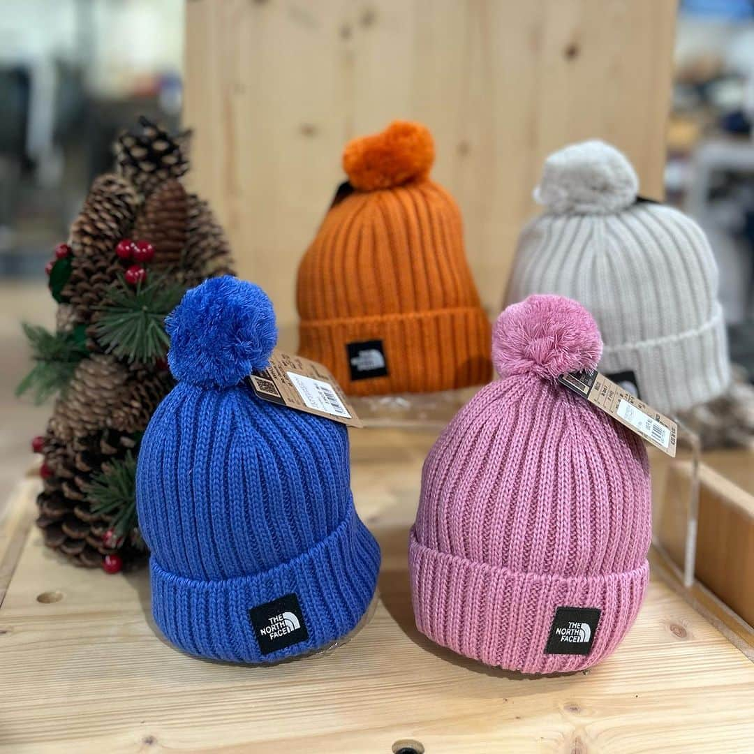 SUNDAY MOUNTAINさんのインスタグラム写真 - (SUNDAY MOUNTAINInstagram)「. 可愛すぎるニット帽入荷しました❄️  見た目も名前も可愛い ノースフェイスのカプッチョリッド  継ぎ目がないホールガーメント製法で作られているので かぶり心地の良いニットキャップ。 小さなお子様もストレスなく 頭も温かく守ってくれます☀️  キッズ・ベビー両サイズ入荷しています！ ベビーサイズは可愛いポンポン付きです♡  ▶︎THENORTHFACE カプッチョリッド ベビー　¥3,850 キッズ　¥4,290  可愛いベビーモデルさん撮影のご協力 ありがとうございました🙌🏻  #THEGATE #sundaymountain  #サンデーマウンテン #thenorthface  #ノースフェイス #ニットキャップ #ニット帽 #カプッチョリッド  #ベビーニット帽  #キッズニット帽」11月19日 17時01分 - sundaymountain