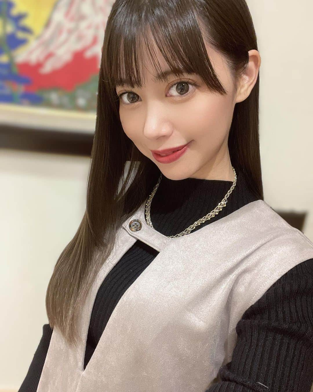 安森彩那さんのインスタグラム写真 - (安森彩那Instagram)「ぬんちゃ☀️ 今日は少し暖かくて 秋🍂を感じた✨ 久々のオフは家でハピと ゴロゴロ中😆✨ - 髪と、爪に亀裂が入りネイルのメンテナンスもいってきた💅✨ - カラーは前回と同じように暗めのアッシュ🖤髪は整えてトリートメントでとぅるとぅるさらさらに仕上げて頂きました(*≧∀≦*)✨ - @teruya_umezaki  さん、いつもありがとうございます😊✨ - ネイルはね、スクエア型にして、グレーとベージュの間のグレージュにしたよ🩶🧡 - 気分あがりますねー❣️ - #美容室 #ヘアサロン #ヘアカラー #カラー #カット #ヘアスタイル #トリートメント #サロン #hair #ヘアカット #美容 #hairsalon #ヘアメイク #感謝 #tokyo #ヘアケア #haircolor #nail #ジェルネイル  #newnail #nails #💅 #ワンカラーネイル #new #네일  #かわいい #ワンカラー #大人ネイル #nailstagram #シンプル」11月19日 17時01分 - ayana.y_official