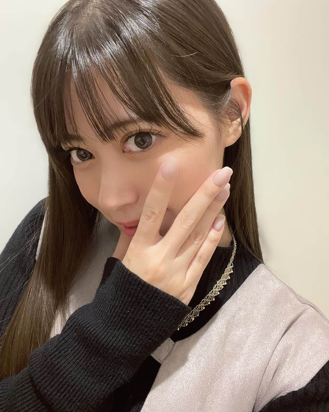 安森彩那さんのインスタグラム写真 - (安森彩那Instagram)「ぬんちゃ☀️ 今日は少し暖かくて 秋🍂を感じた✨ 久々のオフは家でハピと ゴロゴロ中😆✨ - 髪と、爪に亀裂が入りネイルのメンテナンスもいってきた💅✨ - カラーは前回と同じように暗めのアッシュ🖤髪は整えてトリートメントでとぅるとぅるさらさらに仕上げて頂きました(*≧∀≦*)✨ - @teruya_umezaki  さん、いつもありがとうございます😊✨ - ネイルはね、スクエア型にして、グレーとベージュの間のグレージュにしたよ🩶🧡 - 気分あがりますねー❣️ - #美容室 #ヘアサロン #ヘアカラー #カラー #カット #ヘアスタイル #トリートメント #サロン #hair #ヘアカット #美容 #hairsalon #ヘアメイク #感謝 #tokyo #ヘアケア #haircolor #nail #ジェルネイル  #newnail #nails #💅 #ワンカラーネイル #new #네일  #かわいい #ワンカラー #大人ネイル #nailstagram #シンプル」11月19日 17時01分 - ayana.y_official