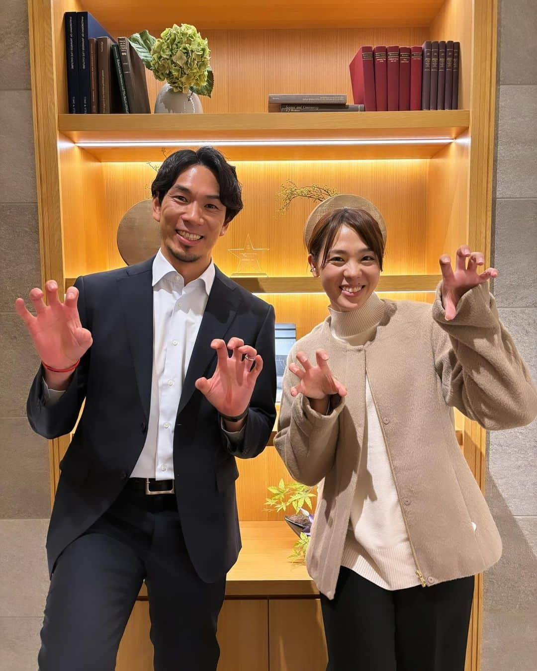 福澤達哉さんのインスタグラム写真 - (福澤達哉Instagram)「*** 📸With Saori Sakoda who bronze medalist of London 2012 Olympic🏐🥉 This is the first time to have a conversation with her🫢 Because we were barely to talk between men’s and women’s national teams during playing days. Erika Araki,Saori Kimura,Saori Sakoda….they are same generation but our relationship start after retirement. This is the one of mystery of Japan national team 👀 Nishida and Koga is rare case I think😂 #春高バレー #京都大会決勝 #奈良大会決勝 #それぞれ男女の解説しました #迫田さおり さん #何気にレアなツーショット #バックアタックが得意な2人 #めちゃ年下やと思ってたのに #一個下やった衝撃 #同じ時代に日本代表として戦ってるのに #ちゃんと喋るのは初めて #清水邦広と同じ匂いがする #とりあえずパンサーズポーズしてもらう #ツメの躍動感🐾💯 #パンサーズポーズ検定合格💮 #２日間お疲れ様でした #チャオ」11月19日 17時01分 - 1tatsu5