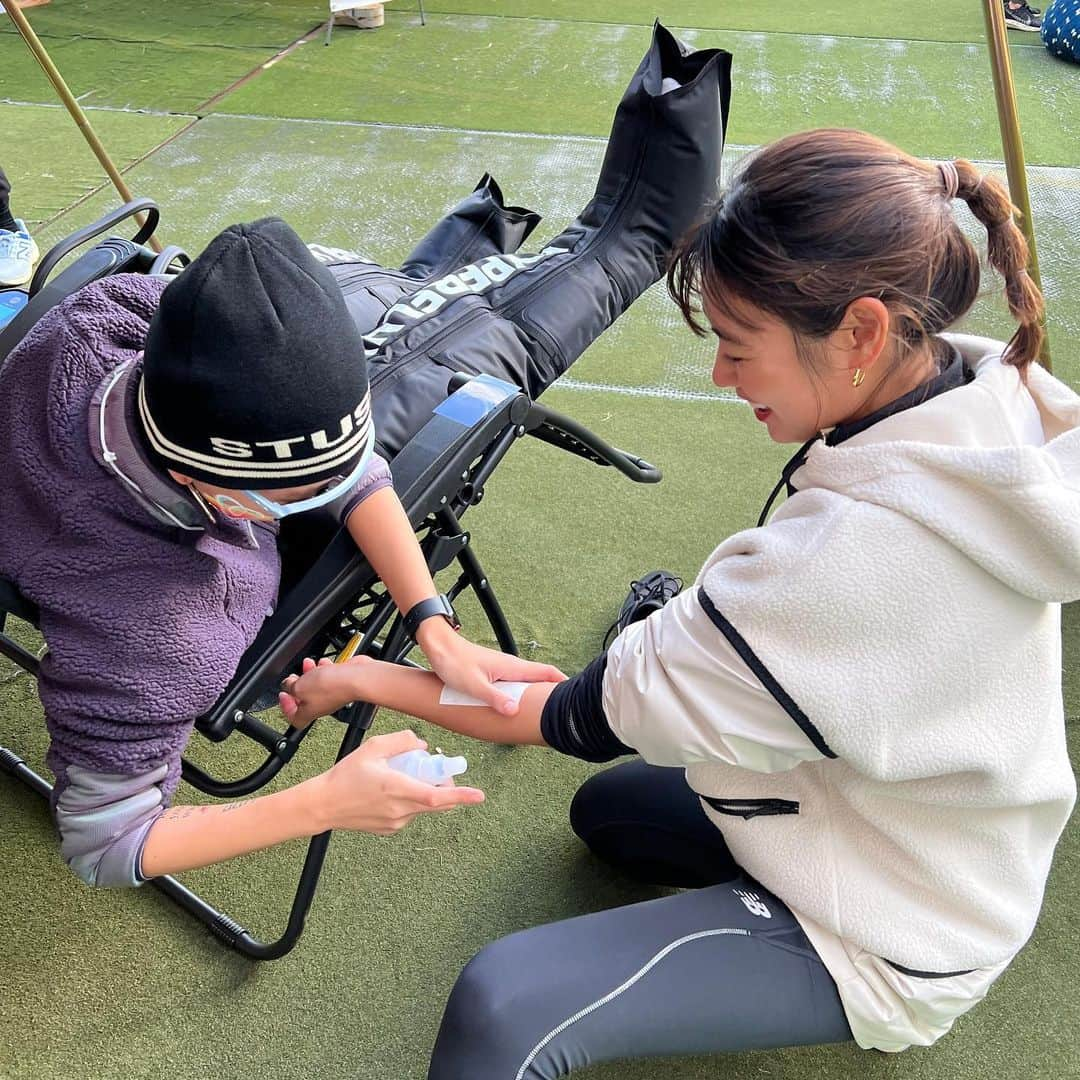 Asano Minamiさんのインスタグラム写真 - (Asano MinamiInstagram)「今週末、味の素スタジアムで開催されたTOKYO ROKUTAI FESに参加しました🏃‍♀️ 私達GOGIRLの2人はオープニングランのDJをしました🎧  会場では、タトゥーシールやボディーペイントができて屋外音楽フェス〜って感じで楽しかった⤴︎ リカバリーしながらタトゥーシール貼ってくれるミシェル😂❤️と、かわいいペイントのしほとまちょ🌈❤️  DJの後は10キロマラソンを走って足が疲れたのでHyperfluxのブースでリカバリーした☝️おうちにほしい〜 じいちゃんばあちゃんも使えそう💭  シューズのフィッティングコーナーもあって、正しいシューズの履き方をレクチャーしてもらえるのもランナーにとっては最高！  来年はGOGIRL全員で参加したいなー♥️  @tokyomarathonfoundation @tokyorokutaifes  #newbalance #ニューバランス #Runyourway #PR #ロクタイ #6耐 #rokutai」11月19日 17時03分 - minami_asano