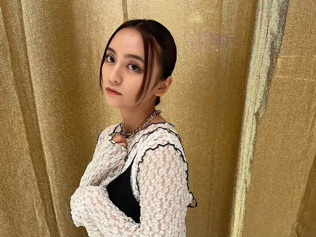 岡田結実さんのインスタグラム写真 - (岡田結実Instagram)「大人っぽくなったねーって最近言われるようになってきたんだけど、 みんなはどう思う？🦦🐈‍⬛🦑  1-3枚目 ワンピース、ビスチェ、トップス @rosebud_official_ ブーツ @labelleetude_official ネックレス @abiste_official  4枚目 Tシャツ、スカート @cocodeal_official ニット @vannie__u  5-7枚目 スウェット @rosebud_official_ スカート @labelleetude_official イヤリング @abiste_official  8-9枚目 ワンピース @cocodeal_official イヤカフ @lattice_lessignes 靴 @dianashoespress  10枚目 トップス @lily_brown_official スカート @_vacancy_official ブーツ @labelletude_official」11月19日 17時04分 - okada_yui_official