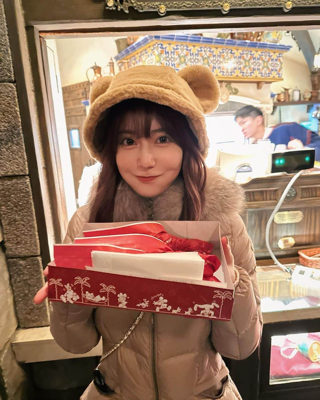 あべなつきさんのインスタグラム写真 - (あべなつきInstagram)「ディズニーシークリスマス🎄🤎🧸  ずっと行きたかったクリスマスのディズニー！ 友達と「今日行っちゃう？😜」ってなって、弾丸で2時間だけ行ってきた🎄🤎  クリスマスツリーが綺麗だった🌟  どうしてディズニーって、いるだけでこんな幸せな気持ちになるんだろう〜と話してた😇  寒かったから、ダウン着て行ってよかった🤎 @moncler モンクレールのブラウン、かわいい〜🧸  #ディズニーシークリスマス #ディズニーシー #tokyodisneysea #ディズニー　#モンクレール #ダウン」11月19日 17時14分 - i.am_natsuki_