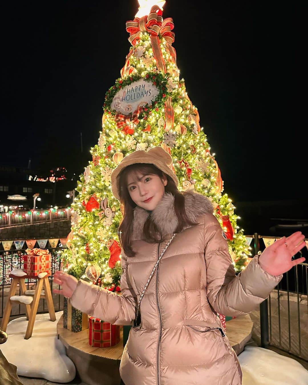 あべなつきさんのインスタグラム写真 - (あべなつきInstagram)「ディズニーシークリスマス🎄🤎🧸  ずっと行きたかったクリスマスのディズニー！ 友達と「今日行っちゃう？😜」ってなって、弾丸で2時間だけ行ってきた🎄🤎  クリスマスツリーが綺麗だった🌟  どうしてディズニーって、いるだけでこんな幸せな気持ちになるんだろう〜と話してた😇  寒かったから、ダウン着て行ってよかった🤎 @moncler モンクレールのブラウン、かわいい〜🧸  #ディズニーシークリスマス #ディズニーシー #tokyodisneysea #ディズニー　#モンクレール #ダウン」11月19日 17時14分 - i.am_natsuki_