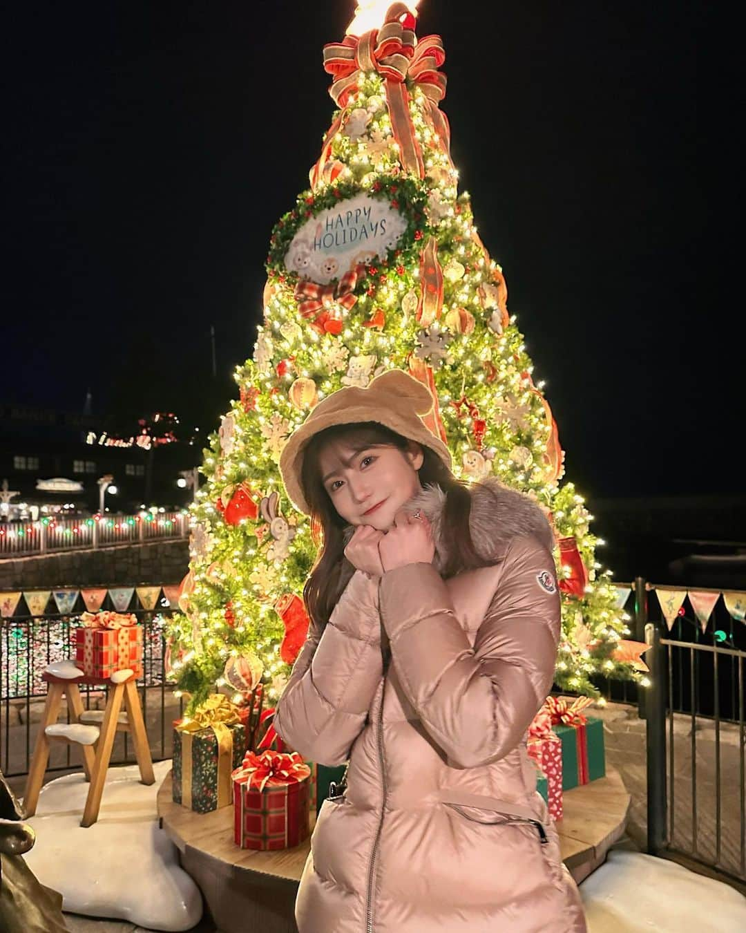 あべなつきのインスタグラム：「ディズニーシークリスマス🎄🤎🧸  ずっと行きたかったクリスマスのディズニー！ 友達と「今日行っちゃう？😜」ってなって、弾丸で2時間だけ行ってきた🎄🤎  クリスマスツリーが綺麗だった🌟  どうしてディズニーって、いるだけでこんな幸せな気持ちになるんだろう〜と話してた😇  寒かったから、ダウン着て行ってよかった🤎 @moncler モンクレールのブラウン、かわいい〜🧸  #ディズニーシークリスマス #ディズニーシー #tokyodisneysea #ディズニー　#モンクレール #ダウン」