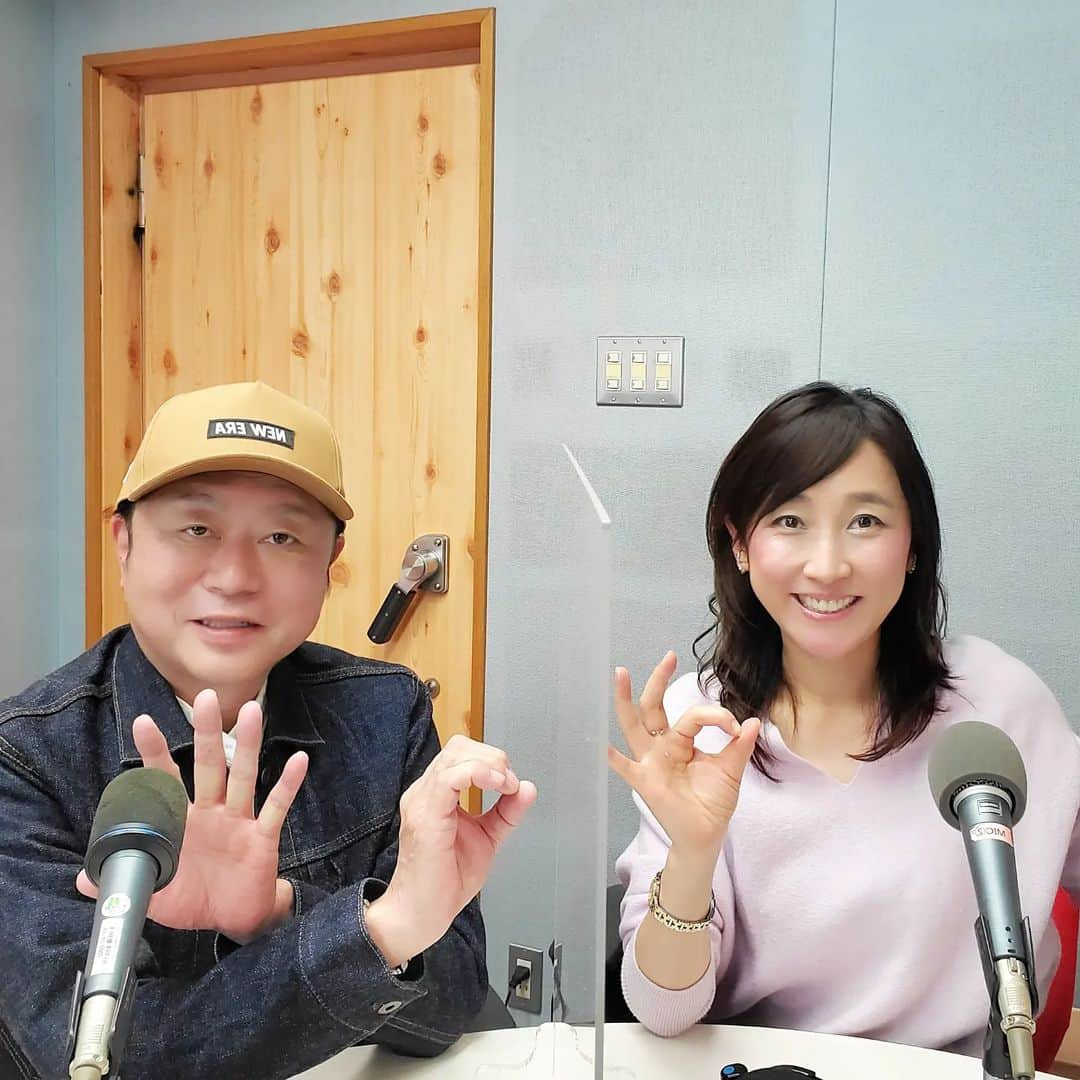 常世晶子のインスタグラム：「住まいのトラブルバスター「㊗️500回記念総集編ファイナル❗」  2014年4月からスタートした番組の歩みを、コーナーやゲストの変遷とともに振り返りました。ありがとうございました🙏  次回501回目からも番組は続きます～🏃📻️リスナーの皆様、今後ともよろしくお願いいたしますm(__)m  心からの感謝を込めて💐  住まいのトラブルバスター ラジオ日本 2023/11/19(日) 08:10-08:30  https://radiko.jp/share/?t=20231119081000&sid=JORF #radiko  ポッドキャスト(全国) http://sports.jorf.co.jp/sumai/2023/11/post-0fe400.html  ※写真は、手を500にするために反転してあります☺️  #住まいのトラブルバスター #市民住まい向上委員会  #バスター矢野 #常世晶子  #ラジオ日本」