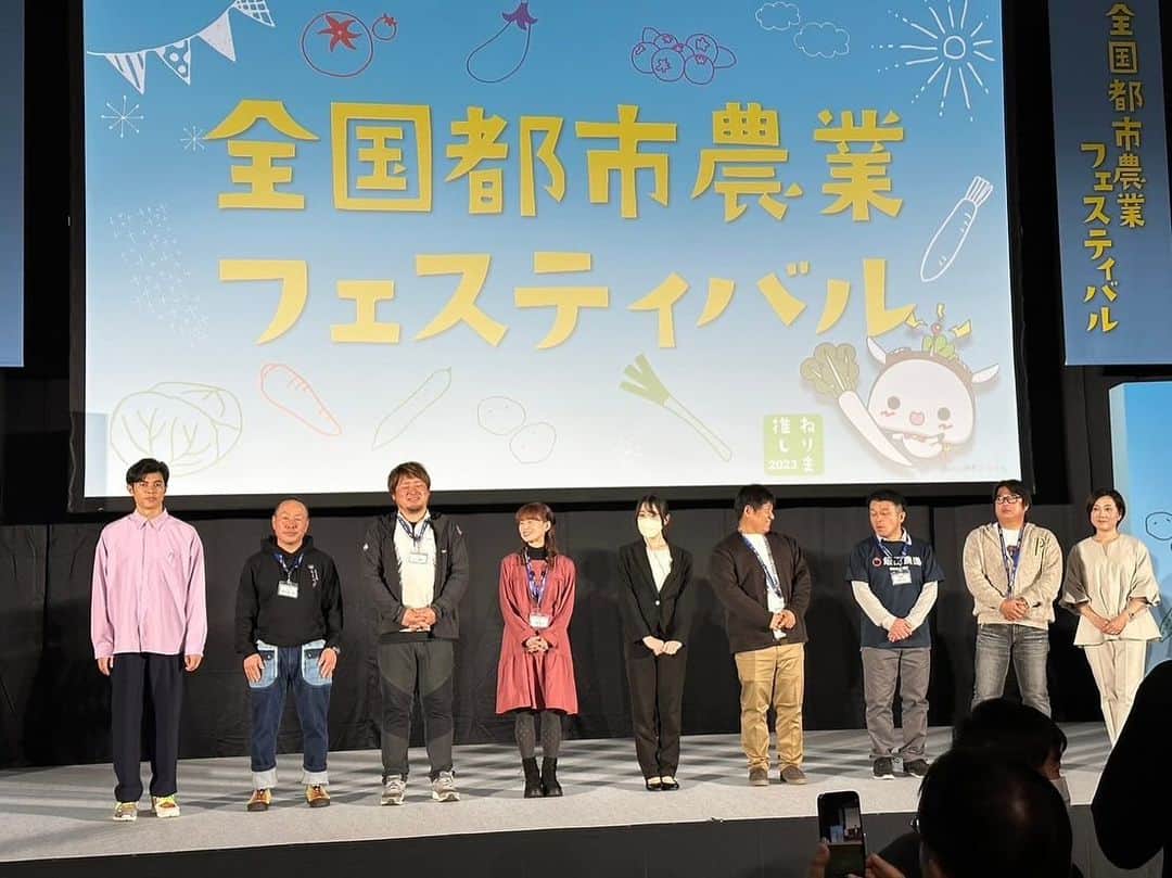小島よしおのインスタグラム：「都市農業について生産者さんのリアルな声を聞けて面白かったです。就農するきっかけややりがい。地域の人たちとのつながり。みんなが気軽に訪れる場所、コミュニケーションがとれる憩いの空間にもなり いざという時には避難場所としての役割まである。多面的ピーヤ。最後脱ごうと思ったら全力で❌だったので 着衣そんなの関係ねえ！ 練馬大根パスタ美味しかったー😊」