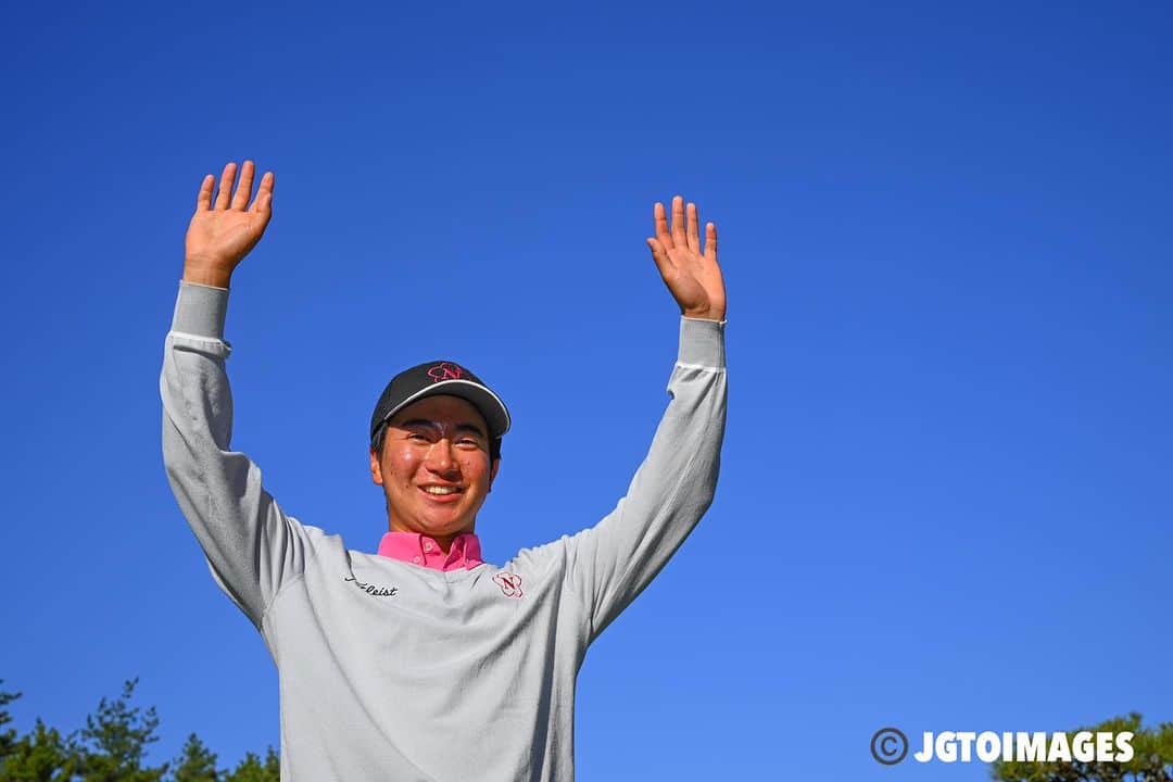  JGTO 男子プロゴルフツアーさんのインスタグラム写真 - ( JGTO 男子プロゴルフツアーInstagram)「「ダンロップフェニックストーナメント」最終ラウンド⛳️  アマチュアの杉浦悠太さんが4日間トータル12アンダーでトップの座を守り、ツアー史上7人目（8回目）のアマチュア優勝を達成しました✨  また、本大会日本人としては最年少優勝記録となります。  そして優勝後のインタビューでプロ宣言を行い、最終戦のJTカップ含む残り2戦はツアーメンバーとして戦います🔥  @dunlop_phoenix  #jgto  #golftournament  #男子ゴルフ #ダンロップフェニックストーナメント #ダンロップ #dpt #フェニックスカントリークラブ #杉浦悠太 #アマチュア優勝」11月19日 17時07分 - japangolftour