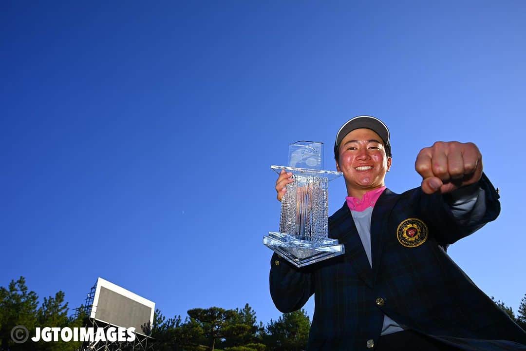  JGTO 男子プロゴルフツアーのインスタグラム：「「ダンロップフェニックストーナメント」最終ラウンド⛳️  アマチュアの杉浦悠太さんが4日間トータル12アンダーでトップの座を守り、ツアー史上7人目（8回目）のアマチュア優勝を達成しました✨  また、本大会日本人としては最年少優勝記録となります。  そして優勝後のインタビューでプロ宣言を行い、最終戦のJTカップ含む残り2戦はツアーメンバーとして戦います🔥  @dunlop_phoenix  #jgto  #golftournament  #男子ゴルフ #ダンロップフェニックストーナメント #ダンロップ #dpt #フェニックスカントリークラブ #杉浦悠太 #アマチュア優勝」