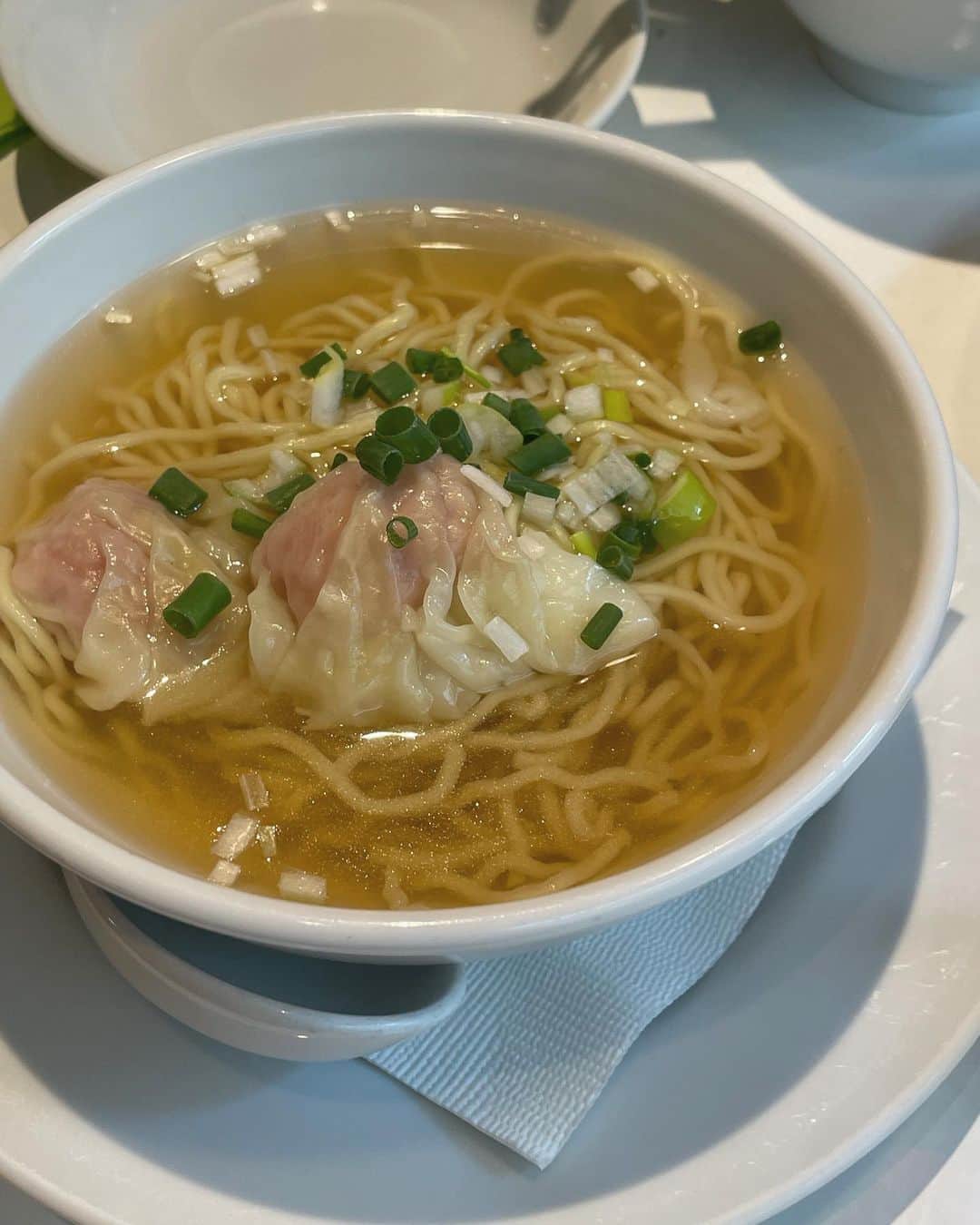 AMOさんのインスタグラム写真 - (AMOInstagram)「家族みんなの大好きな中華🍜 @sotired_tokyo   2WAYダウンライクパフジャケット OFFWHITE はsmall stockになってきたので 気になっている方はお早めに⛄️ 寒さが本格的になる前に、クローゼットに迎えて 冬の準備に役立ててください🤍🧤  2WAYダウンライクパフジャケット/ OFFWHITE @ruby_and_you   #rubyandyou」11月19日 17時09分 - amo_whale