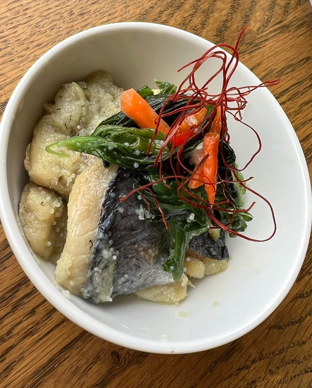 堀えりかさんのインスタグラム写真 - (堀えりかInstagram)「色々予定変わって真鶴に行く事に🐟✨  港沿いで海眺めて昼から浜焼きとお酒は幸せ〜🥳🍶 ま〜ったり時間が流れて日頃の疲れやイライラやぜーんぶ洗い流された気分🎵 リフレッシュできた❤️   #真鶴 #浜焼き #昼飲み」11月19日 17時09分 - xerikax143