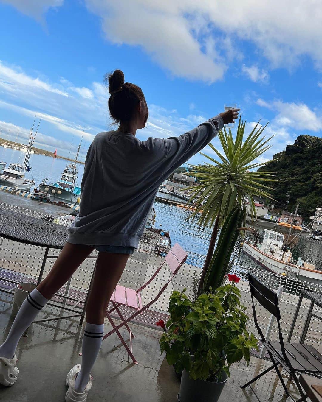 堀えりかさんのインスタグラム写真 - (堀えりかInstagram)「色々予定変わって真鶴に行く事に🐟✨  港沿いで海眺めて昼から浜焼きとお酒は幸せ〜🥳🍶 ま〜ったり時間が流れて日頃の疲れやイライラやぜーんぶ洗い流された気分🎵 リフレッシュできた❤️   #真鶴 #浜焼き #昼飲み」11月19日 17時09分 - xerikax143