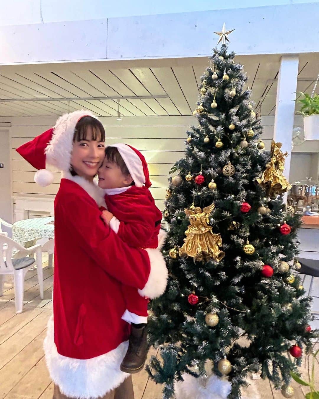 阪本智子さんのインスタグラム写真 - (阪本智子Instagram)「🎄♡  クリスマスイベントの告知用にサンタコスの写真を探してみたら懐かしいのが出てきたので載せてみる😂  2018年からママになるまで🎅 こう見るとかなり落ち着いたよね笑  12月のイベントのご予約は昨日から開始しています✨ まだの方はお早めに！  今回プレゼントするみっぴちゃんとコラボの限定のグッズ、 両日ともめっちゃ可愛いのでぜひGETして欲しい🙏🩷  ↓↓  【みっぴともこの船釣りパーティー】  開催日時 2023年12月16日(土) 8:00出船-15:00帰港 アジ釣り🐟 2023年12月17日(日) 7:00出船-15:00帰港 カワハギ釣り💠  定員:各20名  料金: アジ 22,000円(乗船料・餌代・オリジナル限定グッズ込) カワハギ23,000円(乗船料・オリジナル限定グッズ込※エサは別途)  集合場所 東京・羽田 えさ政釣船店 （集合時間や詳しい場所は、当選者の方にお知らせします）  遊漁船 東京・羽田 えさ政釣船店⛴️  応募方法 @bellevoile_grmへ、下記の記入事項を入力の上DMをお送りください✨ (メールを返信しても、迷惑メール対策をされている方には届かないことが多いので、Instagramでのご応募を推奨します) Instagramをされてない方は、info@rism-fuk.comまでお願い致します😊  記入項目 ①お名前 ②フリガナ ③性別 ④年齢 ⑤ご住所 ⑥携帯番号 ⑦参加人数 ⑧釣り歴 ⑨レンタルロッド 要・不要 ⑩参加ご希望日（どちらでも可能な場合はお知らせ下さい）  【応募期間】 11/18〜 受付終了後、1週間以内に当選者を抽選&決定致します。落選の場合もキャンセル待ち可能です。  ※キャンセル規定あり ※レンタルロッドは数に限りがございます。 ※全ての項目をご記入いただいた方のみ参加資格がありますのでご了承ください ※参加人数が2名以上の場合、代表者の方は必要事項を全てご記入頂き、代表者以外はお名前と年齢のみご記入ください。 ※飲食物やお魚を持ち帰られる場合はクーラーボックス等は各自お持ちください ※イベントに関しまして、船宿様への直接のお問い合わせはお控えください ※悪天候の場合は中止致します  たくさんのご応募お待ちしています😊  #船釣り #クリスマスイベント #釣り女子 #サンタコス #阪本智子」11月19日 17時10分 - tomoko_sakamoto423