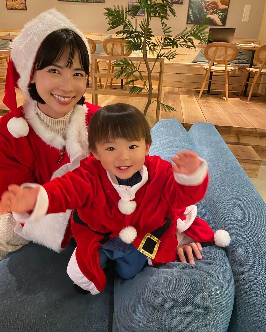 阪本智子さんのインスタグラム写真 - (阪本智子Instagram)「🎄♡  クリスマスイベントの告知用にサンタコスの写真を探してみたら懐かしいのが出てきたので載せてみる😂  2018年からママになるまで🎅 こう見るとかなり落ち着いたよね笑  12月のイベントのご予約は昨日から開始しています✨ まだの方はお早めに！  今回プレゼントするみっぴちゃんとコラボの限定のグッズ、 両日ともめっちゃ可愛いのでぜひGETして欲しい🙏🩷  ↓↓  【みっぴともこの船釣りパーティー】  開催日時 2023年12月16日(土) 8:00出船-15:00帰港 アジ釣り🐟 2023年12月17日(日) 7:00出船-15:00帰港 カワハギ釣り💠  定員:各20名  料金: アジ 22,000円(乗船料・餌代・オリジナル限定グッズ込) カワハギ23,000円(乗船料・オリジナル限定グッズ込※エサは別途)  集合場所 東京・羽田 えさ政釣船店 （集合時間や詳しい場所は、当選者の方にお知らせします）  遊漁船 東京・羽田 えさ政釣船店⛴️  応募方法 @bellevoile_grmへ、下記の記入事項を入力の上DMをお送りください✨ (メールを返信しても、迷惑メール対策をされている方には届かないことが多いので、Instagramでのご応募を推奨します) Instagramをされてない方は、info@rism-fuk.comまでお願い致します😊  記入項目 ①お名前 ②フリガナ ③性別 ④年齢 ⑤ご住所 ⑥携帯番号 ⑦参加人数 ⑧釣り歴 ⑨レンタルロッド 要・不要 ⑩参加ご希望日（どちらでも可能な場合はお知らせ下さい）  【応募期間】 11/18〜 受付終了後、1週間以内に当選者を抽選&決定致します。落選の場合もキャンセル待ち可能です。  ※キャンセル規定あり ※レンタルロッドは数に限りがございます。 ※全ての項目をご記入いただいた方のみ参加資格がありますのでご了承ください ※参加人数が2名以上の場合、代表者の方は必要事項を全てご記入頂き、代表者以外はお名前と年齢のみご記入ください。 ※飲食物やお魚を持ち帰られる場合はクーラーボックス等は各自お持ちください ※イベントに関しまして、船宿様への直接のお問い合わせはお控えください ※悪天候の場合は中止致します  たくさんのご応募お待ちしています😊  #船釣り #クリスマスイベント #釣り女子 #サンタコス #阪本智子」11月19日 17時10分 - tomoko_sakamoto423