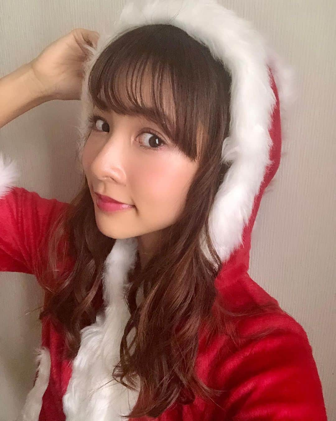 阪本智子さんのインスタグラム写真 - (阪本智子Instagram)「🎄♡  クリスマスイベントの告知用にサンタコスの写真を探してみたら懐かしいのが出てきたので載せてみる😂  2018年からママになるまで🎅 こう見るとかなり落ち着いたよね笑  12月のイベントのご予約は昨日から開始しています✨ まだの方はお早めに！  今回プレゼントするみっぴちゃんとコラボの限定のグッズ、 両日ともめっちゃ可愛いのでぜひGETして欲しい🙏🩷  ↓↓  【みっぴともこの船釣りパーティー】  開催日時 2023年12月16日(土) 8:00出船-15:00帰港 アジ釣り🐟 2023年12月17日(日) 7:00出船-15:00帰港 カワハギ釣り💠  定員:各20名  料金: アジ 22,000円(乗船料・餌代・オリジナル限定グッズ込) カワハギ23,000円(乗船料・オリジナル限定グッズ込※エサは別途)  集合場所 東京・羽田 えさ政釣船店 （集合時間や詳しい場所は、当選者の方にお知らせします）  遊漁船 東京・羽田 えさ政釣船店⛴️  応募方法 @bellevoile_grmへ、下記の記入事項を入力の上DMをお送りください✨ (メールを返信しても、迷惑メール対策をされている方には届かないことが多いので、Instagramでのご応募を推奨します) Instagramをされてない方は、info@rism-fuk.comまでお願い致します😊  記入項目 ①お名前 ②フリガナ ③性別 ④年齢 ⑤ご住所 ⑥携帯番号 ⑦参加人数 ⑧釣り歴 ⑨レンタルロッド 要・不要 ⑩参加ご希望日（どちらでも可能な場合はお知らせ下さい）  【応募期間】 11/18〜 受付終了後、1週間以内に当選者を抽選&決定致します。落選の場合もキャンセル待ち可能です。  ※キャンセル規定あり ※レンタルロッドは数に限りがございます。 ※全ての項目をご記入いただいた方のみ参加資格がありますのでご了承ください ※参加人数が2名以上の場合、代表者の方は必要事項を全てご記入頂き、代表者以外はお名前と年齢のみご記入ください。 ※飲食物やお魚を持ち帰られる場合はクーラーボックス等は各自お持ちください ※イベントに関しまして、船宿様への直接のお問い合わせはお控えください ※悪天候の場合は中止致します  たくさんのご応募お待ちしています😊  #船釣り #クリスマスイベント #釣り女子 #サンタコス #阪本智子」11月19日 17時10分 - tomoko_sakamoto423