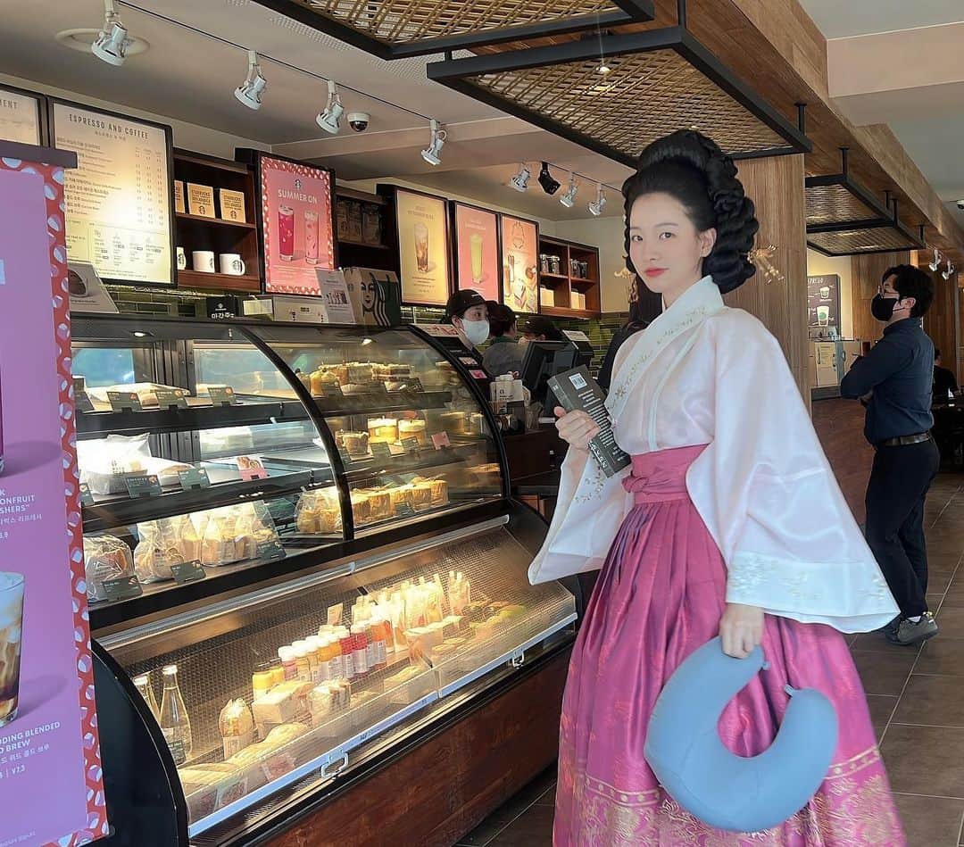 イ・シアのインスタグラム：「오늘 저녁 9시 25분  KBS2 고려거란전쟁에서 저 만나요❤️   내가  고려의 왕후요 커피 맛이 아주 좋소 에헴 #타임머신타고온고려왕후」