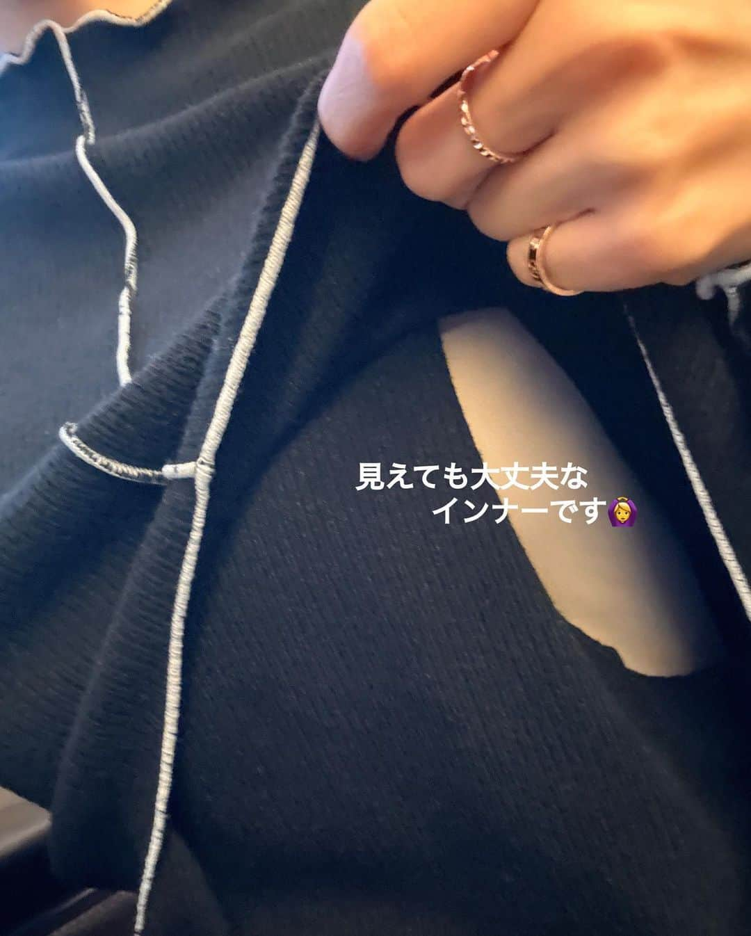 鷲見玲奈さんのインスタグラム写真 - (鷲見玲奈Instagram)「. 買ってよかったマタニティ服の紹介、ぽちぽちしていきます！  長く着るものではないので、なるべく安くて着心地が良いものを探してます😌  このニットは産後も授乳服として使えるワンピース🖤🖤 生地がしっかりしてて、もちもちしたニットが着ていて気持ち良い🥺  毛玉もできづらそうな質感なんです！  これは秋冬の商品なのですが、同じデザインで形や生地が違う春夏用のものも出ているので、私はそっちも買い足す予定です😎  お値段は税込6300円なり。 ストーリーズにリンク貼っておきますねー！！  #マタニティ服 #マタニティコーデ  #プレママ #プレママさんと繋がりたい #プレママライフ #授乳服 #ママコーデ」11月19日 17時15分 - sumi__reina