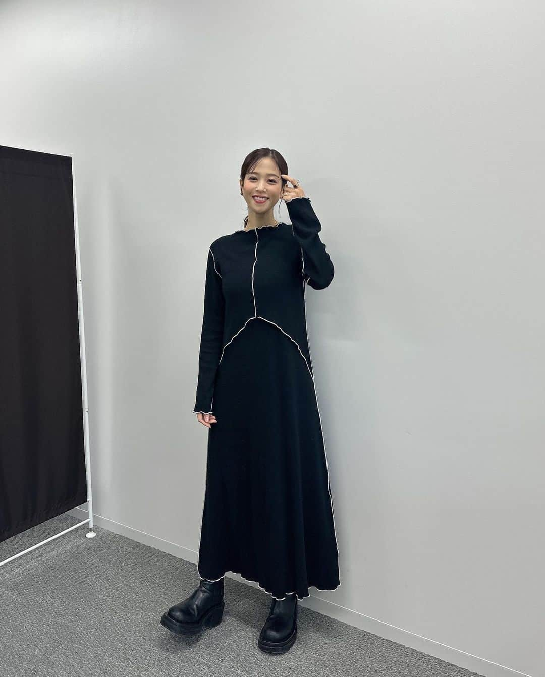 鷲見玲奈さんのインスタグラム写真 - (鷲見玲奈Instagram)「. 買ってよかったマタニティ服の紹介、ぽちぽちしていきます！  長く着るものではないので、なるべく安くて着心地が良いものを探してます😌  このニットは産後も授乳服として使えるワンピース🖤🖤 生地がしっかりしてて、もちもちしたニットが着ていて気持ち良い🥺  毛玉もできづらそうな質感なんです！  これは秋冬の商品なのですが、同じデザインで形や生地が違う春夏用のものも出ているので、私はそっちも買い足す予定です😎  お値段は税込6300円なり。 ストーリーズにリンク貼っておきますねー！！  #マタニティ服 #マタニティコーデ  #プレママ #プレママさんと繋がりたい #プレママライフ #授乳服 #ママコーデ」11月19日 17時15分 - sumi__reina