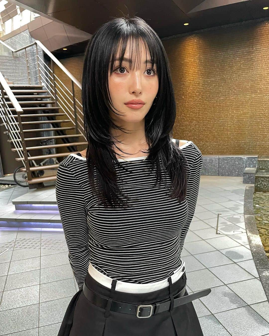 森暖奈さんのインスタグラム写真 - (森暖奈Instagram)「レイヤー可愛すぎんか！？！？ 天才なんか！？ @mee.buchi  黒髪レイヤースタイル2年くらいやってるけど全然飽きないのよ😍 髪型、髪色コロコロ変えまくってた私が初めてこんな一途にずっと同じスタイルやってる🤣🫰 かなり伸びてたので10センチほどカットして、顔周りもしっかりレイヤー整えてもらいました❤️‍🔥 そして髪型真似しました！ってよくdmいただくの、嬉しい限り🥹💕  最後にBefore載せておいた♡ (ガッツリ鼻の穴に指突っ込んでたからトリミングさせてもらったぞ、娘よ。☺️)  #レイヤーカット#黒髪#顔まわりカット」11月19日 18時00分 - moriharuna71