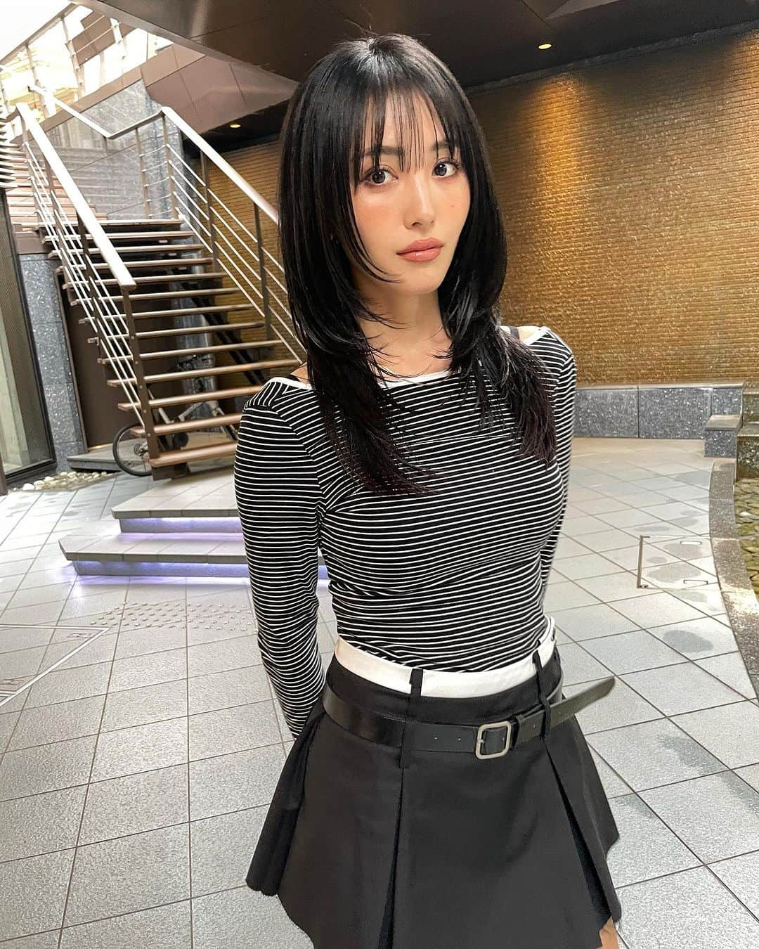 森暖奈さんのインスタグラム写真 - (森暖奈Instagram)「レイヤー可愛すぎんか！？！？ 天才なんか！？ @mee.buchi  黒髪レイヤースタイル2年くらいやってるけど全然飽きないのよ😍 髪型、髪色コロコロ変えまくってた私が初めてこんな一途にずっと同じスタイルやってる🤣🫰 かなり伸びてたので10センチほどカットして、顔周りもしっかりレイヤー整えてもらいました❤️‍🔥 そして髪型真似しました！ってよくdmいただくの、嬉しい限り🥹💕  最後にBefore載せておいた♡ (ガッツリ鼻の穴に指突っ込んでたからトリミングさせてもらったぞ、娘よ。☺️)  #レイヤーカット#黒髪#顔まわりカット」11月19日 18時00分 - moriharuna71