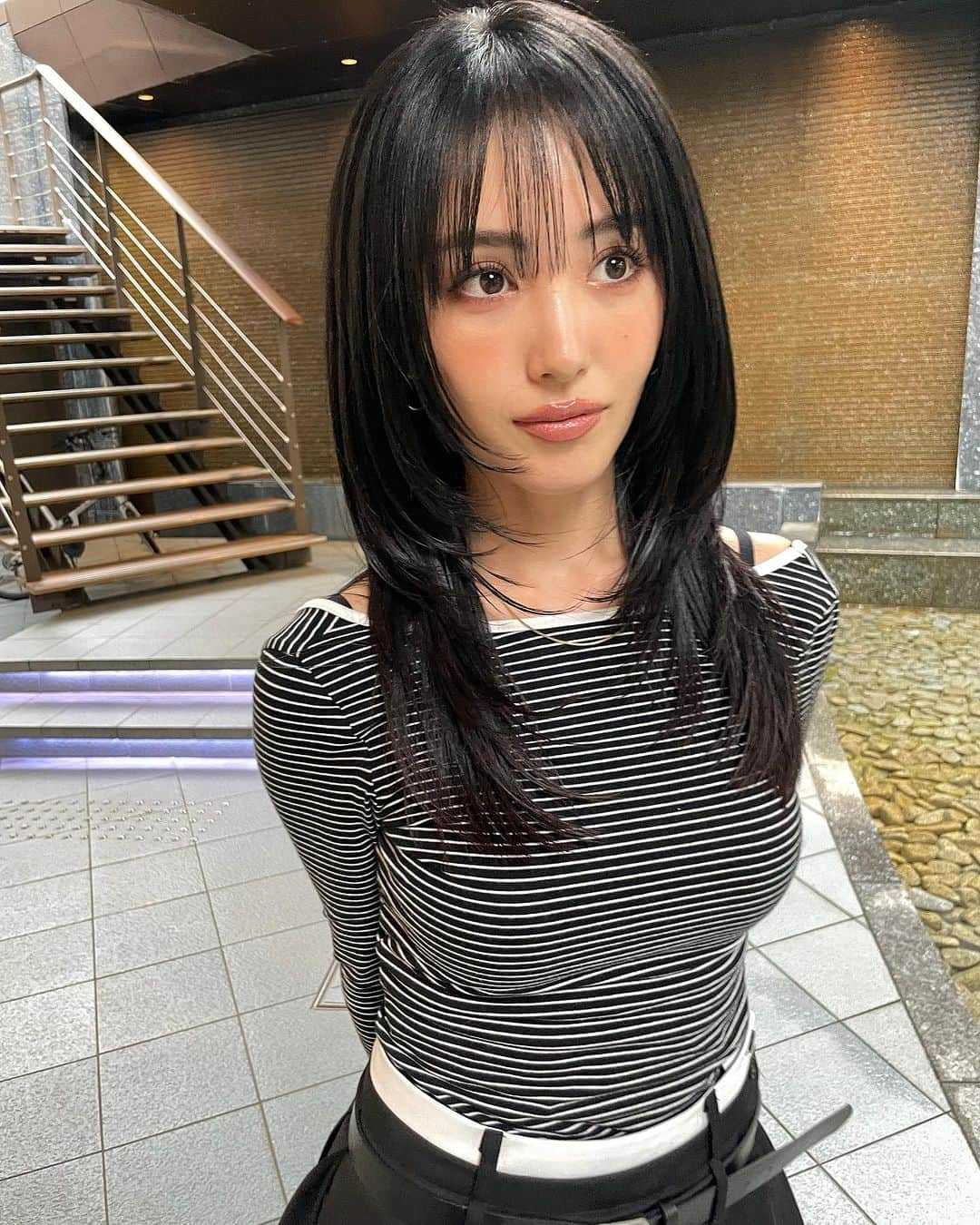 森暖奈さんのインスタグラム写真 - (森暖奈Instagram)「レイヤー可愛すぎんか！？！？ 天才なんか！？ @mee.buchi  黒髪レイヤースタイル2年くらいやってるけど全然飽きないのよ😍 髪型、髪色コロコロ変えまくってた私が初めてこんな一途にずっと同じスタイルやってる🤣🫰 かなり伸びてたので10センチほどカットして、顔周りもしっかりレイヤー整えてもらいました❤️‍🔥 そして髪型真似しました！ってよくdmいただくの、嬉しい限り🥹💕  最後にBefore載せておいた♡ (ガッツリ鼻の穴に指突っ込んでたからトリミングさせてもらったぞ、娘よ。☺️)  #レイヤーカット#黒髪#顔まわりカット」11月19日 18時00分 - moriharuna71