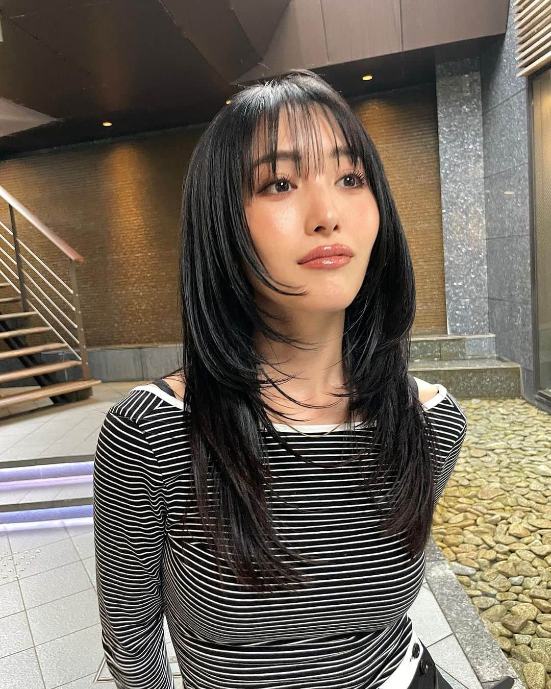 森暖奈さんのインスタグラム写真 - (森暖奈Instagram)「レイヤー可愛すぎんか！？！？ 天才なんか！？ @mee.buchi  黒髪レイヤースタイル2年くらいやってるけど全然飽きないのよ😍 髪型、髪色コロコロ変えまくってた私が初めてこんな一途にずっと同じスタイルやってる🤣🫰 かなり伸びてたので10センチほどカットして、顔周りもしっかりレイヤー整えてもらいました❤️‍🔥 そして髪型真似しました！ってよくdmいただくの、嬉しい限り🥹💕  最後にBefore載せておいた♡ (ガッツリ鼻の穴に指突っ込んでたからトリミングさせてもらったぞ、娘よ。☺️)  #レイヤーカット#黒髪#顔まわりカット」11月19日 18時00分 - moriharuna71