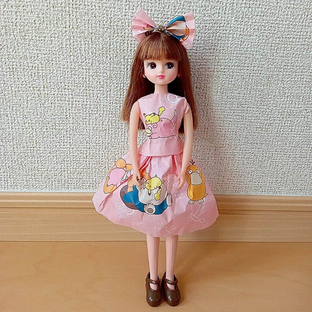 sweet_strawberryさんのインスタグラム写真 - (sweet_strawberryInstagram)「🍩ミスタードーナツの紙袋で作ったリカちゃんの洋服👗💗 毎年ポケモンコラボの紙袋が、レターセットか、キャラクター柄「折り紙」にしたくなる雰囲気🎵 👑３枚目は、📱スマホスタンドか、🪑ぬいぐるみのソファにでもなりそうな形状 🍩【#ミスドポケモン 】#ミスタードーナツ · #リカちゃん服ハンドメイド#リカちゃん#リカちゃん服#折り紙アート#折り紙作品#ペーパーアート#工作大好き#手作り衣装#手芸好き#着せ替え#フィギュア撮影#お人形遊び#リカちゃんコーデ#ピカチュウドーナツ#紙袋リメイク」11月19日 17時16分 - sweet_strawberry