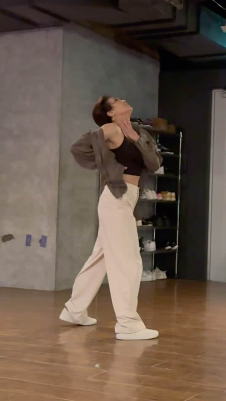 水野絵梨奈のインスタグラム：「Workshop with @tsuji.takuya  @elina_mizuno Solo ver. Song:Addicted to you @kuma_power  #dance #choreography #addictedtoyou #宇多田ヒカル」