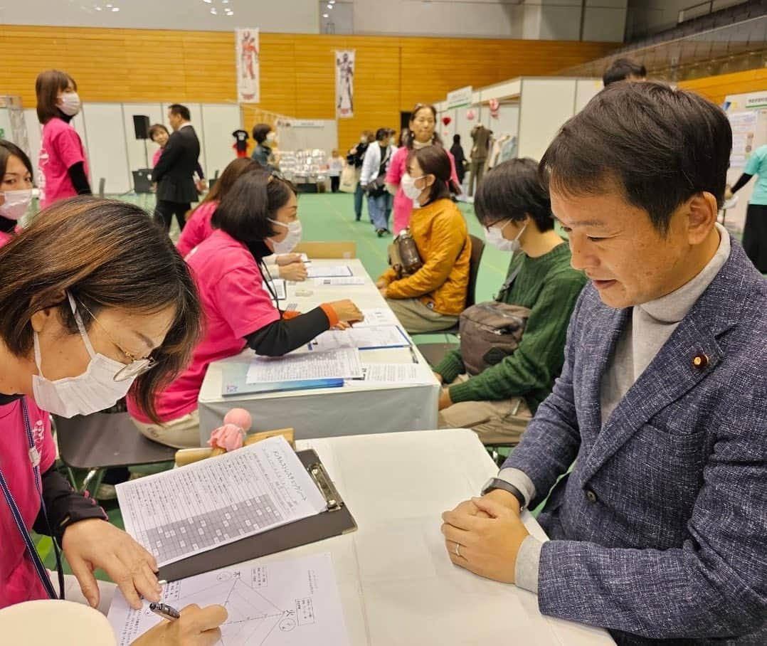 青山大人さんのインスタグラム写真 - (青山大人Instagram)「週末の一コマ。筑波山麓で歩く会とみかん狩り。同い年の横張君が頑張っているTSUKUBA福祉機器展2023、 つくばコーヒーフェスティバル、地元の土浦三中地区文化祭、つくばみらい商工祭り、石岡ふれあい祭りなどなど茨城6区をくまなく歩いた週末でした☺️地元の皆さまから元気を頂き、明日から地元と国会の往復です。  #茨城 #茨城6区 #石岡 #石岡市 #かすみがうら #かすみがうら市 #土浦 #土浦市 #つくば #つくば市 #つくばみらい #つくばみらい市」11月19日 17時18分 - aoyamayamato