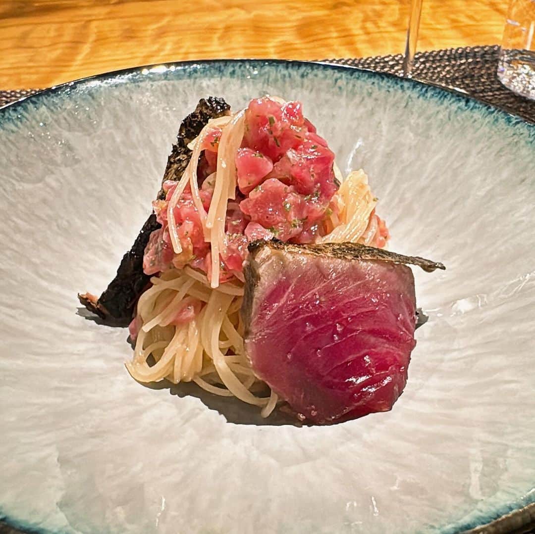 山岸久朗さんのインスタグラム写真 - (山岸久朗Instagram)「大阪に古田シェフが降臨‼️  東京の名店「チウネ」の古田シェフが今だけ大阪の福島区で期間限定レストランをすると聞いて速攻で行きました。  それも、白トリュフやら蟹やらの特別バージョン。味もお値段も超一流…まさに洗練の極み。それが近所の福島区で食べられるとは…  #チウネ #chiune #古田諭史  #白トリュフ #白松露 #whitetruffle  #tartufobianco  #truffeblanche  #ทรัฟเฟิลขาว #화이트트뤼플」11月19日 17時20分 - yamaben