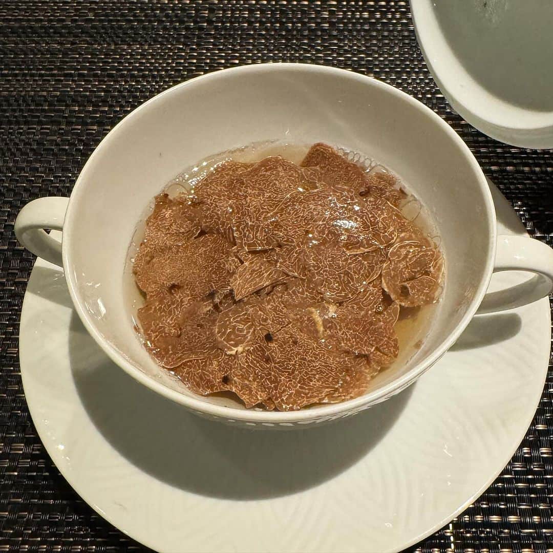 山岸久朗さんのインスタグラム写真 - (山岸久朗Instagram)「大阪に古田シェフが降臨‼️  東京の名店「チウネ」の古田シェフが今だけ大阪の福島区で期間限定レストランをすると聞いて速攻で行きました。  それも、白トリュフやら蟹やらの特別バージョン。味もお値段も超一流…まさに洗練の極み。それが近所の福島区で食べられるとは…  #チウネ #chiune #古田諭史  #白トリュフ #白松露 #whitetruffle  #tartufobianco  #truffeblanche  #ทรัฟเฟิลขาว #화이트트뤼플」11月19日 17時20分 - yamaben