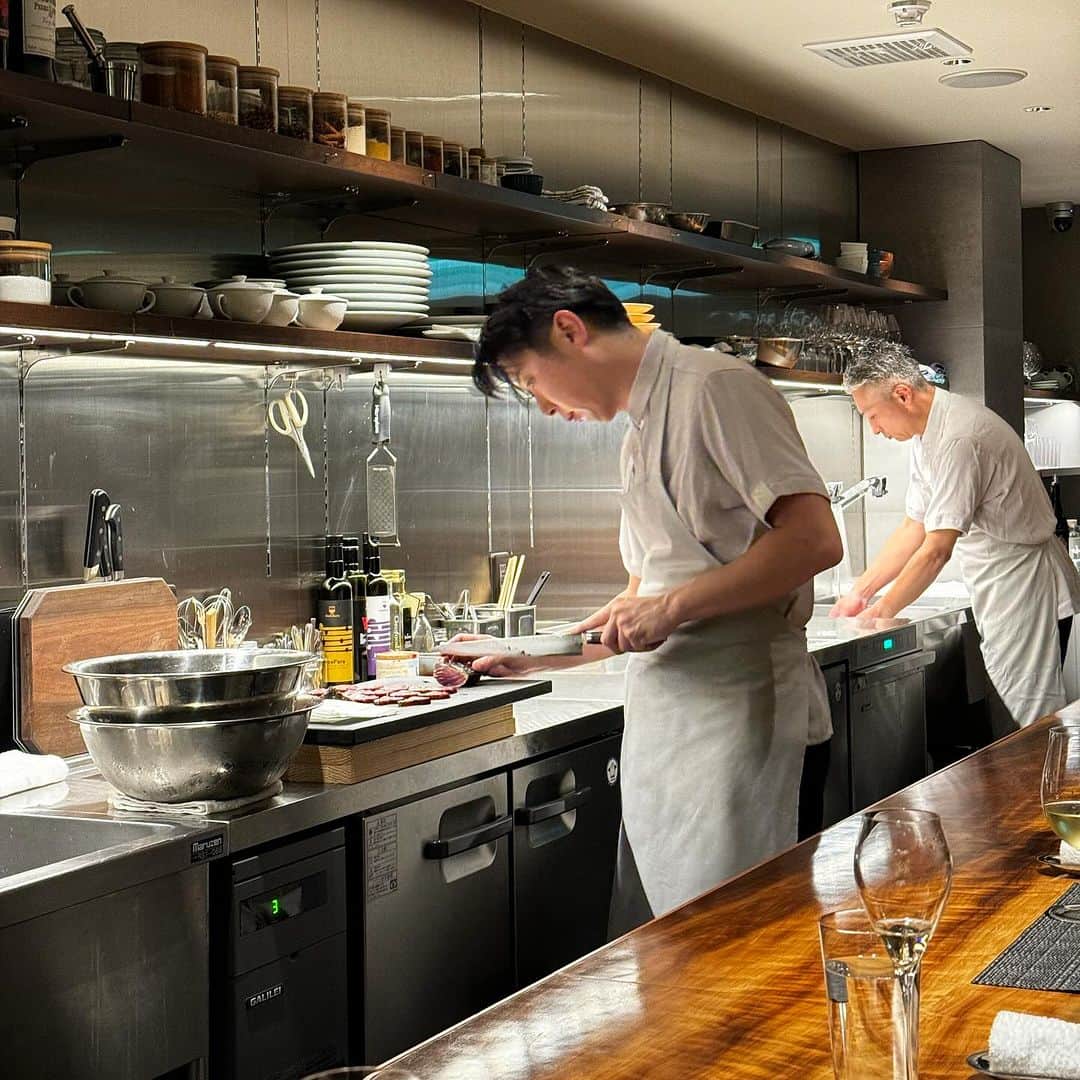 山岸久朗さんのインスタグラム写真 - (山岸久朗Instagram)「大阪に古田シェフが降臨‼️  東京の名店「チウネ」の古田シェフが今だけ大阪の福島区で期間限定レストランをすると聞いて速攻で行きました。  それも、白トリュフやら蟹やらの特別バージョン。味もお値段も超一流…まさに洗練の極み。それが近所の福島区で食べられるとは…  #チウネ #chiune #古田諭史  #白トリュフ #白松露 #whitetruffle  #tartufobianco  #truffeblanche  #ทรัฟเฟิลขาว #화이트트뤼플」11月19日 17時20分 - yamaben