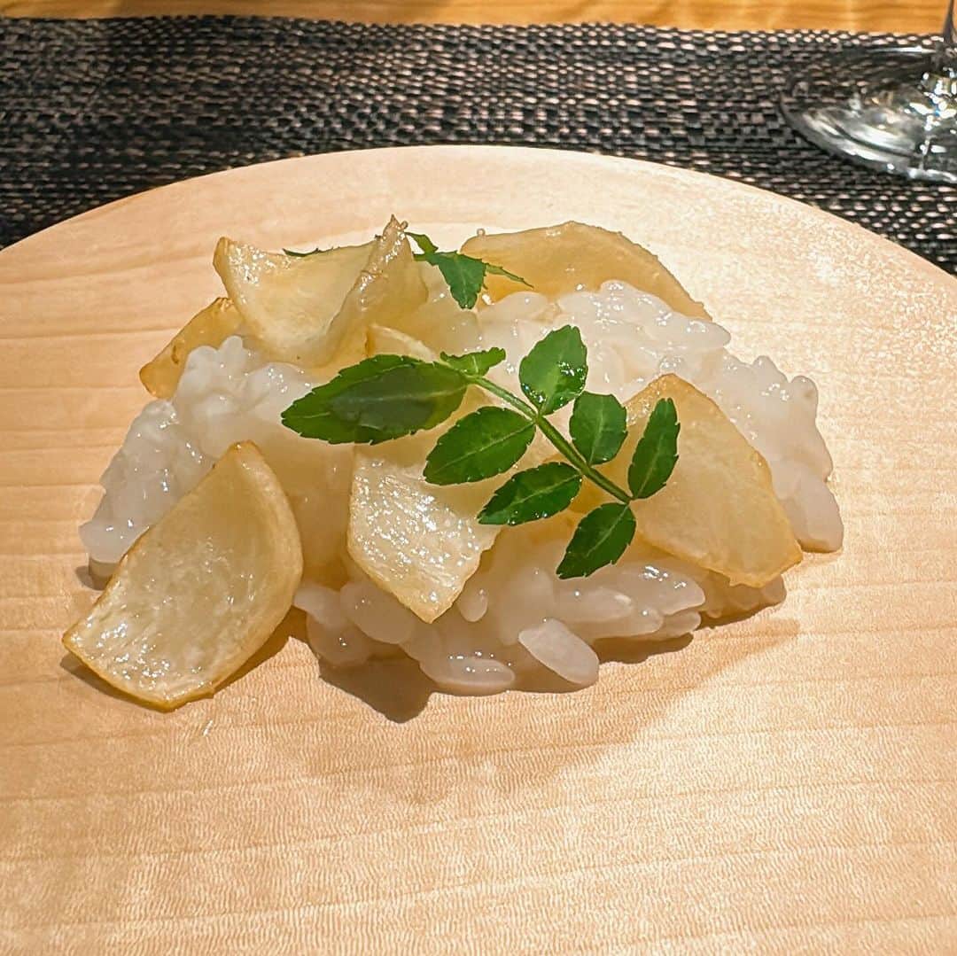 山岸久朗さんのインスタグラム写真 - (山岸久朗Instagram)「大阪に古田シェフが降臨‼️  東京の名店「チウネ」の古田シェフが今だけ大阪の福島区で期間限定レストランをすると聞いて速攻で行きました。  それも、白トリュフやら蟹やらの特別バージョン。味もお値段も超一流…まさに洗練の極み。それが近所の福島区で食べられるとは…  #チウネ #chiune #古田諭史  #白トリュフ #白松露 #whitetruffle  #tartufobianco  #truffeblanche  #ทรัฟเฟิลขาว #화이트트뤼플」11月19日 17時20分 - yamaben