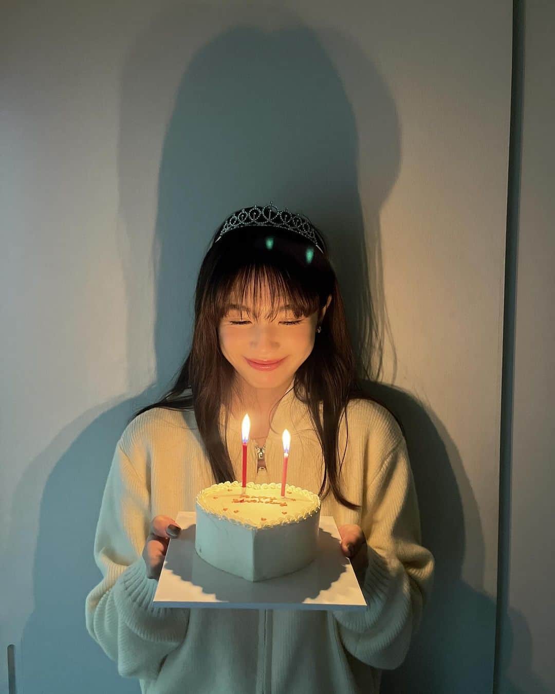 青井乃乃のインスタグラム：「BirthdayGirl🩷🩷 @cakeshop.jp  さんの超可愛いケーキでお祝いしてもらった日♡ 美味しかったし、可愛かった~🫢！！  #青井乃乃 #誕生日 #誕生日ケーキ」
