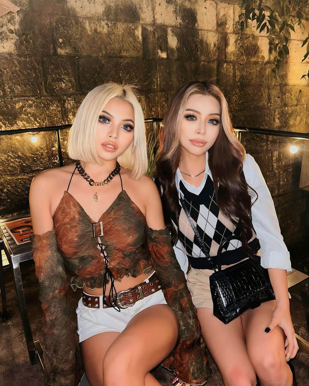 あやか（石山彩花）さんのインスタグラム写真 - (あやか（石山彩花）Instagram)「🤍🤎GAL SISTER 🤎🤍  eggでよく似てる。 顔も性格も声も好みも似てて本当の姉妹だと勘違いされるまひろ🤣 @mahiroisme  サシ飯して思ったけど本当にてる笑 メイクもよせたらもっと似る笑 実際考え方とかも似ててまじ自分と喋ってるみたい笑笑　 @new_eggofficial のYouTubeにサシ飯の動画上がってるからみてみて🙌  プライベートで遊ぶのがたのしみだなあ笑笑双子コーデしたらリアル双子そうで考えるだけでにやけてきた🤣🤣🤣🤣🤣💖  #egg #gal #sister」11月19日 17時25分 - ayakateen821