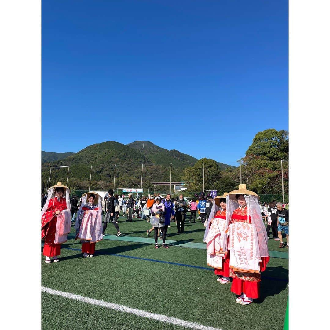 市橋有里さんのインスタグラム写真 - (市橋有里Instagram)「【第9回新宮那智勝浦天空ハーフマラソン★FINAL】  今日は新宮那智勝浦天空ハーフマラソン大会の ゲストランナーをつとめさせていただきました。 昨日の寒さとは打って変わって快晴で小春日和♪  天空という名前だけあって スタートはなんと高速道路から！ 丘まで皆でアップがてら歩いて高速道路を走ります！ そこから見下ろす景色は何とも✨✨✨ ゴール後は、平安衣装を着た女の子達が優しく 出迎えてくれます☺️家族で仲良く走る方たちもいれば 本気の本気で走るランナーも♪  表彰式では10キロ2位の地元のランナーが 小学生3年生の時からこの大会に参加して来て コロナもあったりで…と感極まって涙。 みんなもらい泣きの感動のシーンもあれば🥹 抽選会では、⚪︎⚪︎番の人いませんかー？と MCさんがしばらく探してきたら は〜い！と山の方から声が。。 皆が注目すると ハーフの部で山の上からゴール目指して走るランナーが はーい！はーい！私です！ と手を挙げて走っていて、みんな大爆笑。 まだゴールされていなかったんですね… 大歓声の中ゴールして、疲れた足で無事景品を ゲットしたのでした〜👏お疲れ様でした。  と、笑いあり涙ありのあったかい大会 実はこの大会、今回でいったん幕を下ろすそうなんです。 市長に思わず"いったん⁈"てことは？？と突っ込んでしまいましたが、きっときっとまた新しい形で スタートすることでしょう。 そう願って帰路に着きました。  ランナーの皆様お疲れ様でした そして関係者の皆様、本当にありがとうございました。  車窓からの素敵な景色と昨夜の美味しいものは後ほど…  #新宮那智勝浦天空ハーフマラソン #かつなりくんとめはりちゃん #茶粥 #新宮 #那智勝浦 #和歌山 #和歌山放送」11月19日 17時26分 - ariichihashi