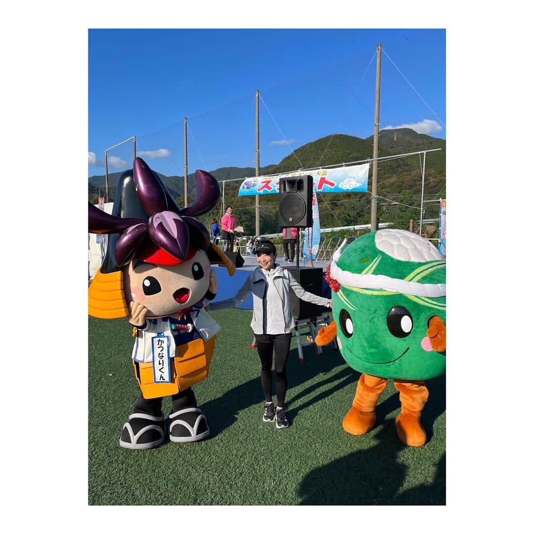 市橋有里のインスタグラム：「【第9回新宮那智勝浦天空ハーフマラソン★FINAL】  今日は新宮那智勝浦天空ハーフマラソン大会の ゲストランナーをつとめさせていただきました。 昨日の寒さとは打って変わって快晴で小春日和♪  天空という名前だけあって スタートはなんと高速道路から！ 丘まで皆でアップがてら歩いて高速道路を走ります！ そこから見下ろす景色は何とも✨✨✨ ゴール後は、平安衣装を着た女の子達が優しく 出迎えてくれます☺️家族で仲良く走る方たちもいれば 本気の本気で走るランナーも♪  表彰式では10キロ2位の地元のランナーが 小学生3年生の時からこの大会に参加して来て コロナもあったりで…と感極まって涙。 みんなもらい泣きの感動のシーンもあれば🥹 抽選会では、⚪︎⚪︎番の人いませんかー？と MCさんがしばらく探してきたら は〜い！と山の方から声が。。 皆が注目すると ハーフの部で山の上からゴール目指して走るランナーが はーい！はーい！私です！ と手を挙げて走っていて、みんな大爆笑。 まだゴールされていなかったんですね… 大歓声の中ゴールして、疲れた足で無事景品を ゲットしたのでした〜👏お疲れ様でした。  と、笑いあり涙ありのあったかい大会 実はこの大会、今回でいったん幕を下ろすそうなんです。 市長に思わず"いったん⁈"てことは？？と突っ込んでしまいましたが、きっときっとまた新しい形で スタートすることでしょう。 そう願って帰路に着きました。  ランナーの皆様お疲れ様でした そして関係者の皆様、本当にありがとうございました。  車窓からの素敵な景色と昨夜の美味しいものは後ほど…  #新宮那智勝浦天空ハーフマラソン #かつなりくんとめはりちゃん #茶粥 #新宮 #那智勝浦 #和歌山 #和歌山放送」