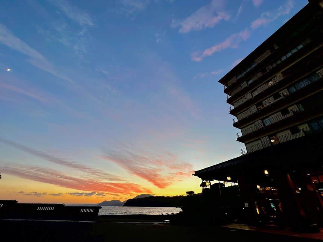 稲取銀水荘のインスタグラム：「夕焼け本日素敵でした🌆 東伊豆からは夕陽は山に沈みますが、沈む時の夕焼けのグラデーションがとてもきれいにご覧いただけました🤭💕  この写真は玄関前駐車場から撮影をおこないました！ ラウンジからだと同じ角度で高さが上になるので、そちらからもきれいにご覧いただけたのではないかと思います👀✨  #稲取銀水荘 #夕焼け空 #東伊豆旅行」