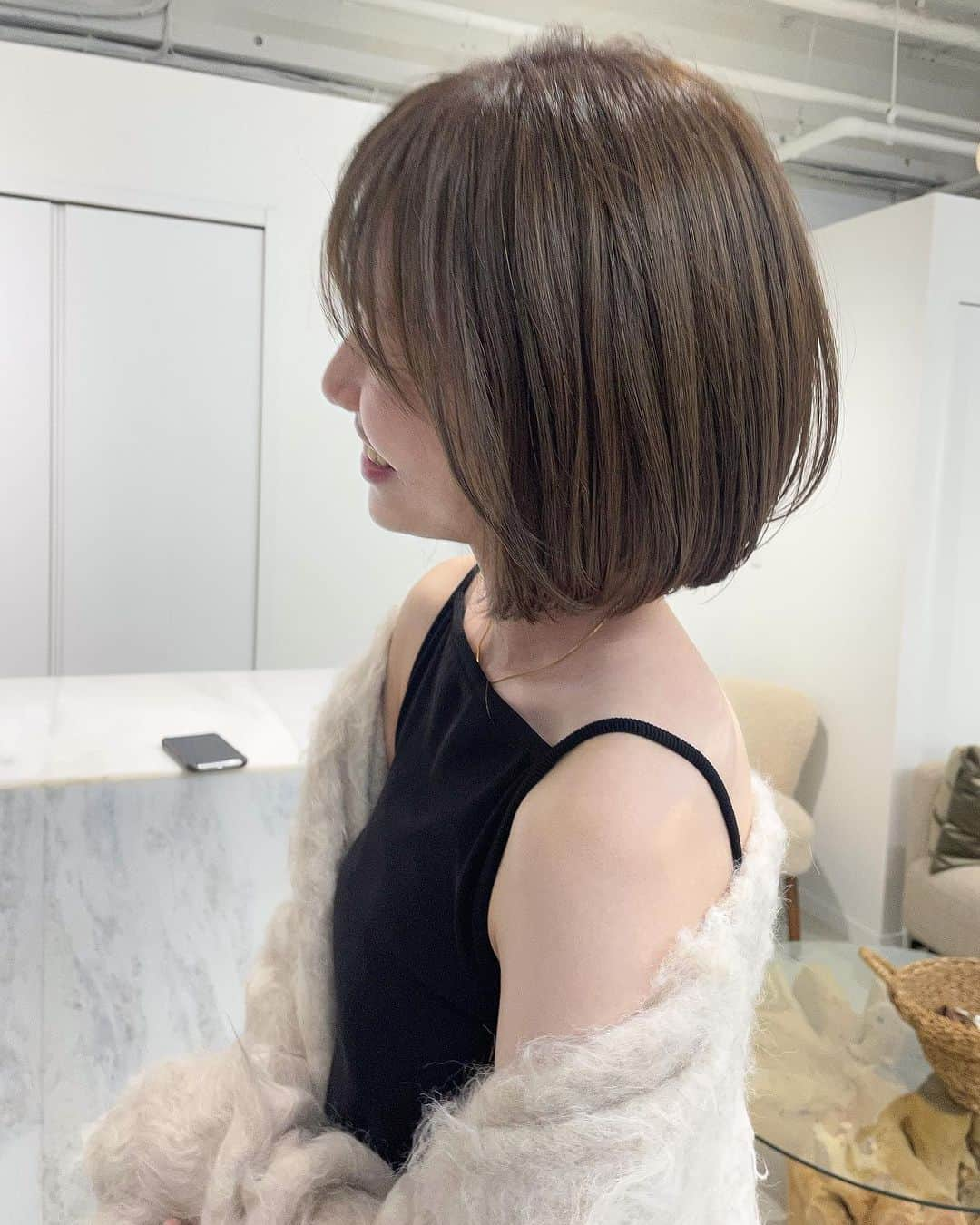 ホットペッパービューティー ヘア〈公式〉のインスタグラム：「-Today's Pick UP- #hairstyleoftheday 本日の素敵なヘアスタイルをご紹介します🕯 . 📷photo by @takahashiasuca . . ‥‥‥‥‥‥‥‥‥‥‥‥‥‥‥‥ 【ヘアスタイル募集✂】 #hpb_hair をつけていただいた投稿の中から、ピックアップして紹介します♪投稿お待ちしております♡ ‥‥‥‥‥‥‥‥‥‥‥‥‥‥‥‥ . ホットペッパービューティーは美容院・ヘアサロンが探せる日本最大級の検索・予約サイトです。 公式Instagramでは『新しい自分を好きになる。』をコンセプトに素敵なヘアスタイル・トレンド情報をお届けします。 . . #韓国ボブ #タンバルモリ #タンバルモリボブ #タッセルボブ #重めボブ #ぱっつんボブ #ボブ #ミニボブ #切りっぱなしボブ #切りっぱなし #切りっぱなしヘア #韓国ヘア #ニュアンスボブ #艶カラー #艶髪 #秋カラー #秋ヘアカラー #オリーブベージュ #オリーブカラー #ベージュカラー #ショートボブ #ニュアンスヘア #トレンドカラー #トレンドヘア #ヘア #髪型 #ホットペッパービューティー #hotpepperbeauty」