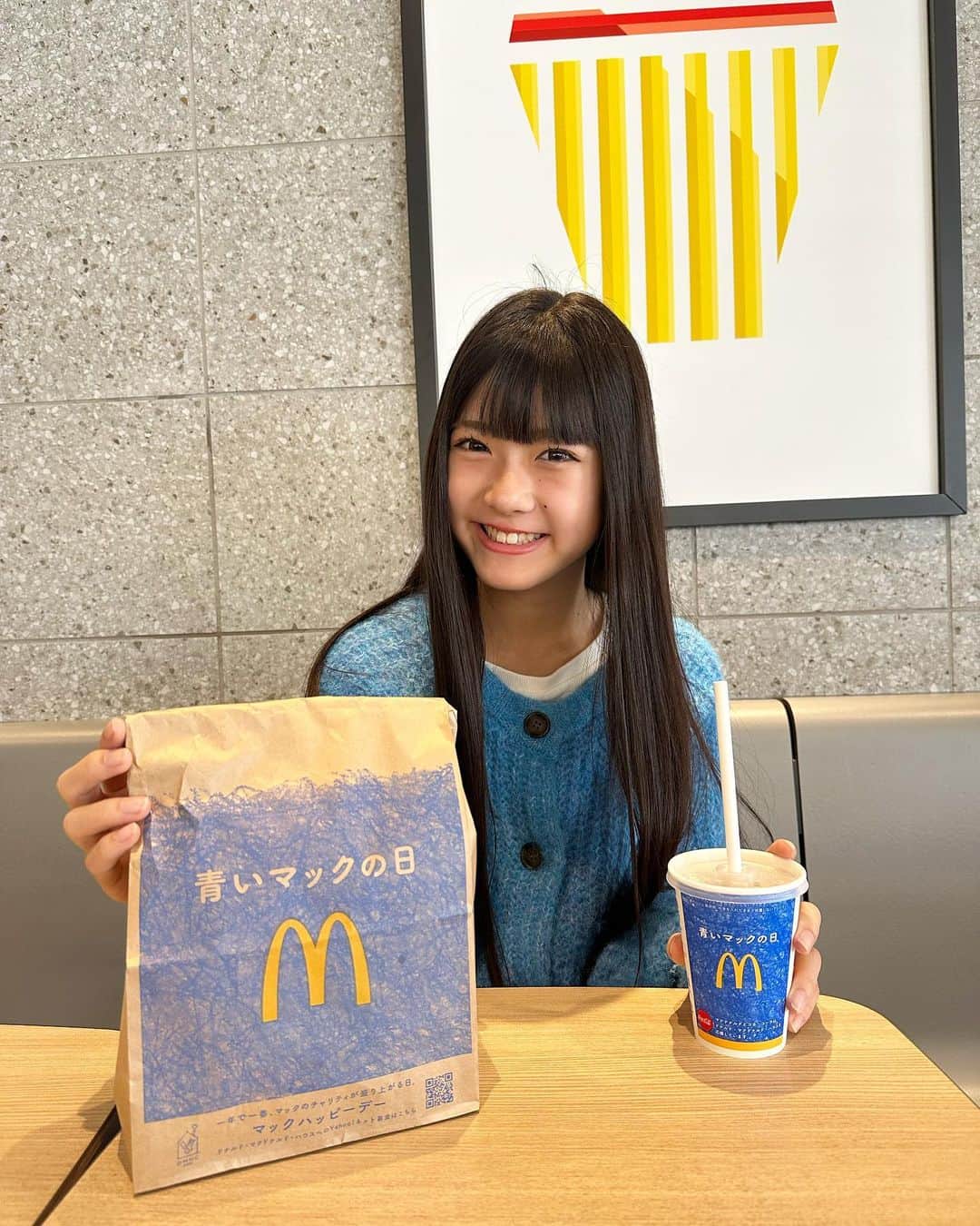 豊川亜咲のインスタグラム：「💙💙🍔💙 . マックハッピーデー"青いマックの日" 🧊💙💎🥶🫐🦋❄️🌐💠🟦🔷 青コーデで行ってきたよ👗💙🩵 ハッピーセット買って募金してきました🌐💙  #青いマックの日 #マックハッピーデー #マクドナルド」