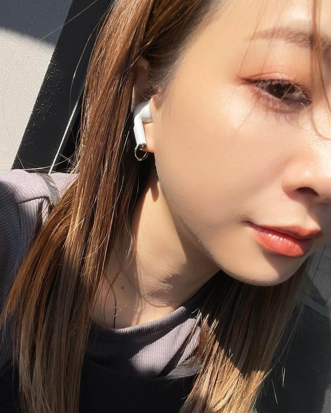 山下奈々美さんのインスタグラム写真 - (山下奈々美Instagram)「ワイヤレスは首からぶら下げるタイプ一筋でした🙋🏻‍♀️ (耳にフィットしないと落としちゃう&外してなくすのが怖いの理由で)  初めてこのタイプ使ってみたんだけど、めっちゃ快適なんだね🥹🥹🥹 電源いれずに耳つけるだけで接続されるし、ノイズキャンセリングされるし！わー！早くすれば良かったー！時代の波にのってるー！うれしー！笑  #sudio #designingsound #ワイヤレスイヤホン #ワイヤレスイヤフォン」11月19日 17時41分 - nanami_yamanana