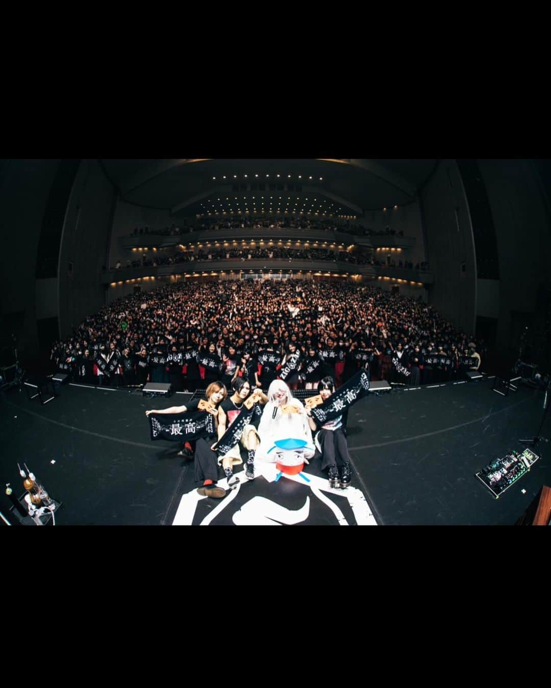 龍矢さんのインスタグラム写真 - (龍矢Instagram)「改めて最高ツアー8本目福岡 ありがとうございました🐉🍜🐉  photo by Megumi Iritani  #ジグザグ最高 #SKSZIGZAG」11月19日 17時48分 - ryuya_zigzag
