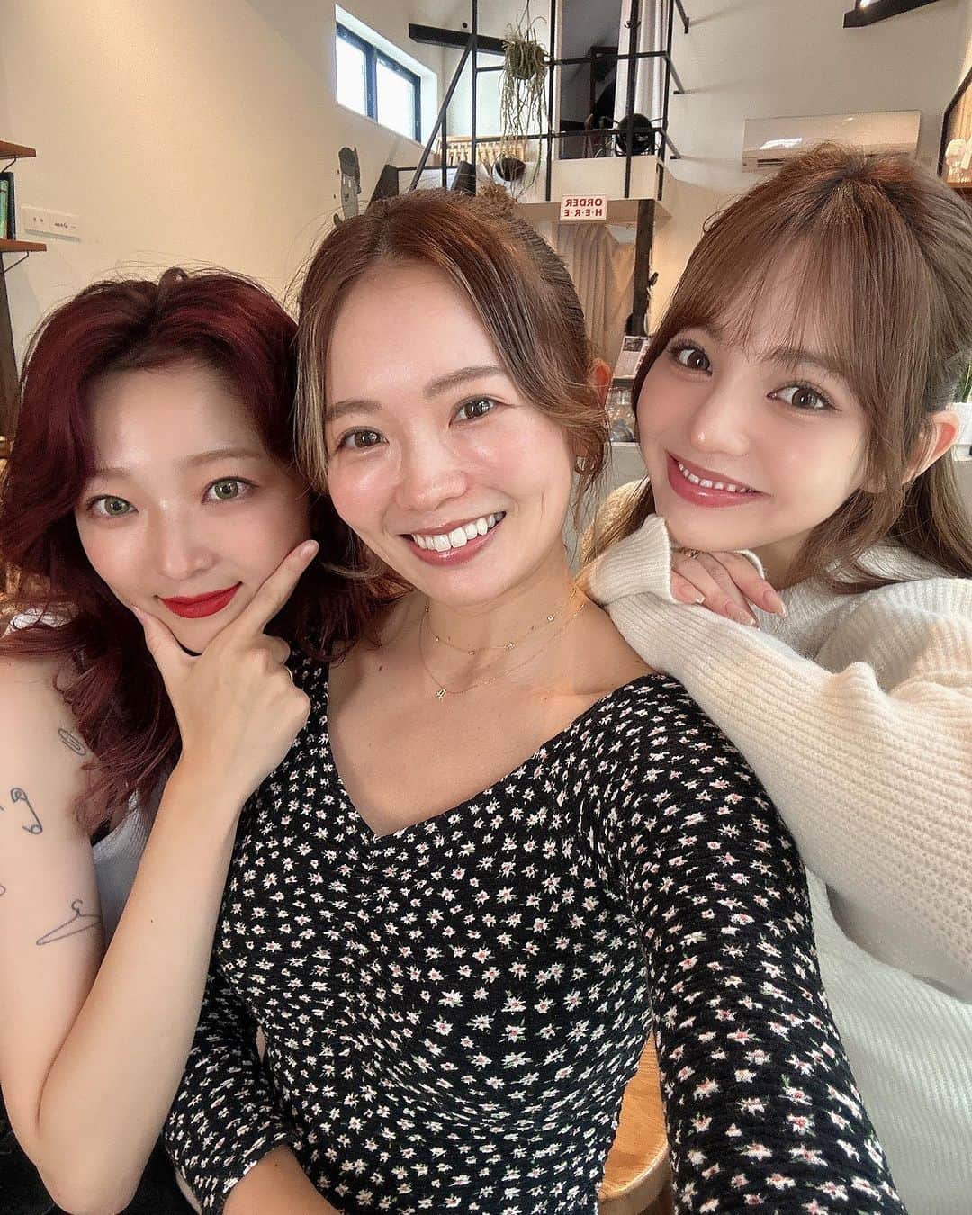 鈴木あやのインスタグラム：「どーん‼️❤️久しぶりな、なちゃんとぽぽちゃん🧚🏻‍♀️✨ このメンバーということは…【Ranzuki】の撮影をし、Ranzukiモデルだったその当時の裏話や心境を取材していただきました🌸 @ranzuki_official  色々話していたら思い出してエモエモな感情になりました☺️✨ なちゃんは相変わらず愉快で良い子だし、ぽぽちゃんは出会った時から変わらず大天使👼💓  Ranzukiは11/14に発売されていてコンビニや書店でGetできますので是非読んでみてください〜📚❤️  当時の現場のようにはしゃいでる私たちを見たい方は最後のムービーをご覧ください🥳笑  #Ranzuki #Ranzukiモデル #gal #ランズキ」