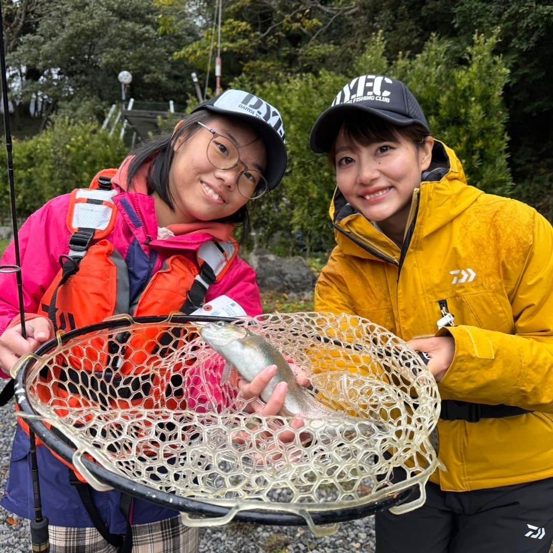 晴山由梨さんのインスタグラム写真 - (晴山由梨Instagram)「DYFCトラウトルアースクールin三重県いなべ  フィッシングサンクチュアリさんにて4年ぶりの開催でした✨  雨が降ったり止んだりのお天気でしたが、小学校低学年の子達もしっかり基本をマスターして全員安打できました🙆‍♀️💮  ご参加の皆さま、スタッフの皆さまお疲れさまでした😊  帰りに新幹線のホームから虹が見えたよ🌈✨  #dyfc #dyfcスクール #釣り教室」11月19日 17時45分 - hareyama_yuri