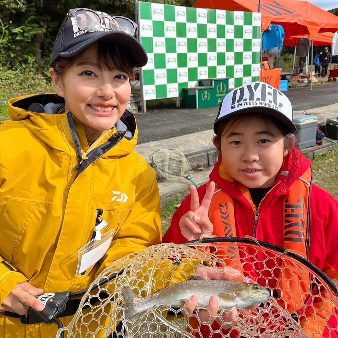 晴山由梨のインスタグラム：「DYFCトラウトルアースクールin三重県いなべ  フィッシングサンクチュアリさんにて4年ぶりの開催でした✨  雨が降ったり止んだりのお天気でしたが、小学校低学年の子達もしっかり基本をマスターして全員安打できました🙆‍♀️💮  ご参加の皆さま、スタッフの皆さまお疲れさまでした😊  帰りに新幹線のホームから虹が見えたよ🌈✨  #dyfc #dyfcスクール #釣り教室」