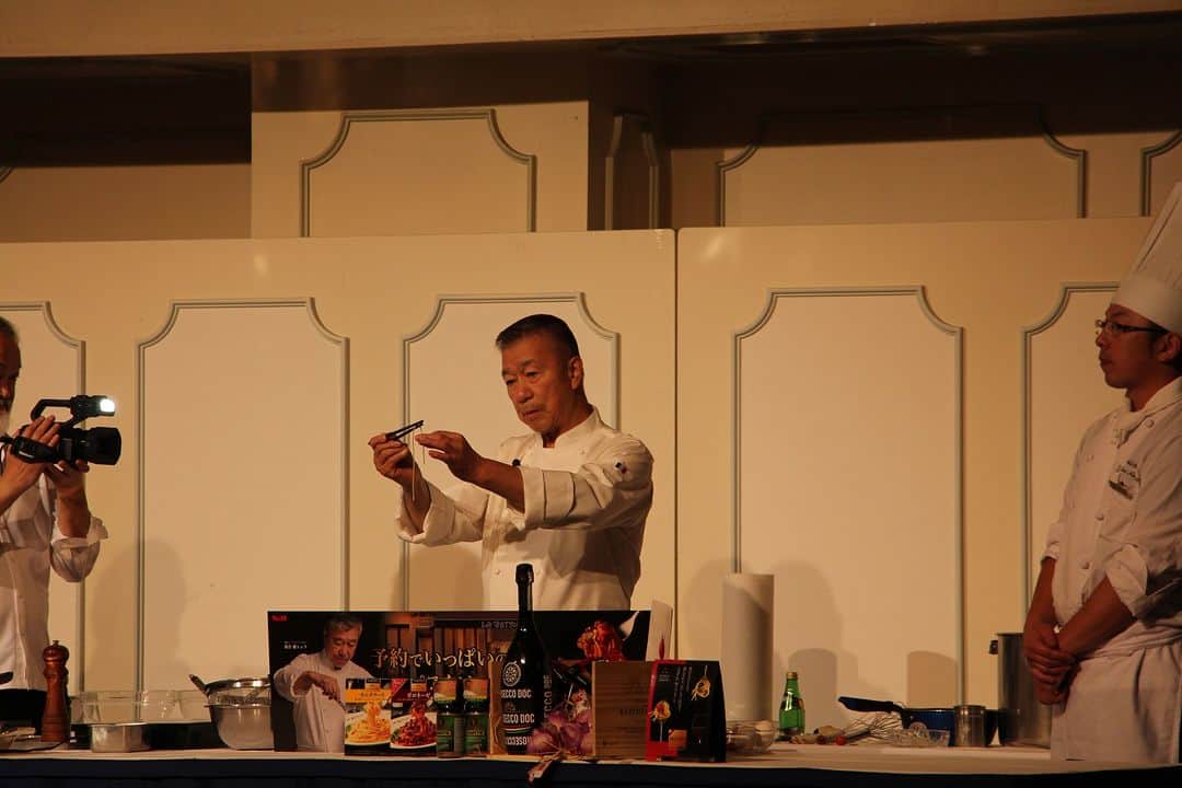 ホテルニューオータニ博多さんのインスタグラム写真 - (ホテルニューオータニ博多Instagram)「\イタリア料理界の巨匠 落合シェフと📸/  本日、「落合シェフの料理教室」が開催されました！ 約60名の方にご参加いただきまして、誠にありがとうございました！  実演メニューのひとつ「スパゲッティカルボナーラ」。 パスタのゆで方、ベーコンの焼き方など自宅でもできるポイントを、 皆さましっかりとメモを取られていました📝  各テーブルを回りながら、皆さまからの質問にも丁寧に答えていただき 終始楽しい時間をお過ごしいただけました✨  今日のポイントを見返しながら、ぜひご自宅でもチャレンジしてみてくださいね❣  👇本日ご参加できなかった方は👇 新江戸洋食シェフコラボレーション　〈落合 務シェフ〉開催中！ 予約が取れないイタリアンレストラン「ラ・ベットラ」の人気シェフ落合務氏と、ニューオータニオリジナルの「新江戸洋食」とのコラボが実現！ 皆さまのお越しをお待ちしております❣  時間：ランチ　11:00～14:00　/　ディナー 17:00～21:00（L.O.20:30） 料金：ランチ　￥5,200～　/　ディナー ￥9,500～  【ご予約・お問合せ】 TEL：092-715-2006（カステリアンルーム）  #落合務 #落合シェフ #ラ・ベットラ #落合務シェフ #落合シェフのレシピ #料理教室 #クッキングサロン #期間限定 #福岡ホテル #福岡グルメ #福岡ランチ #天神グルメ #天神ランチ #天神ディナー #渡辺通グルメ #渡辺通ランチ #渡辺通ディナー #ホテルグルメ #hotelnewotanihakata #newotanihakata #ホテルニューオータニ博多 #ニューオータニ博多」11月19日 17時53分 - newotani_hakata_official