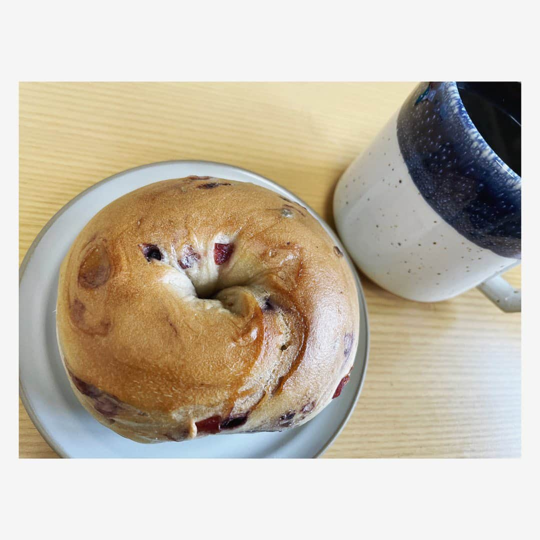 小川麻琴のインスタグラム：「@bagel.base さんのベリーベリーベーグル🥯  クランベリーとブルーベリーが練り込まれたムチムチと噛み応えのある生地に、オーガニック無糖ピーナッツバターとハチミツをサンドして食べました🥰  ピーナッツとハチミツの組み合わせ最高🥜🍯❤️  #ベーグルベース  #クランベリー #ブルーベリー  #ベーグル #ピーナツバター  #ハチミツ #オーガニック #まことパン #まことベーグル #パンスタグラム」